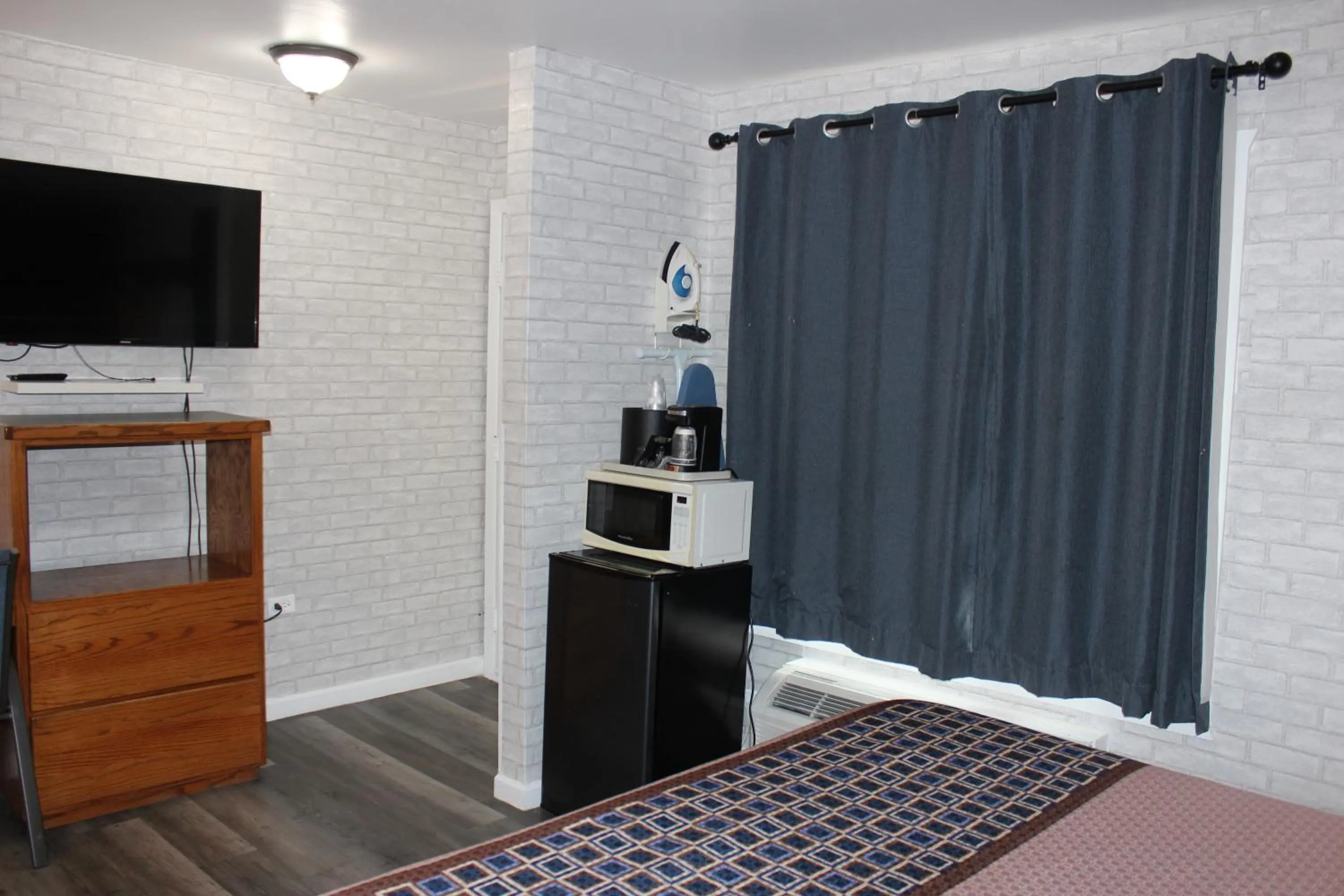 Bedroom, Bed in Cedarwood Inn of Ashland