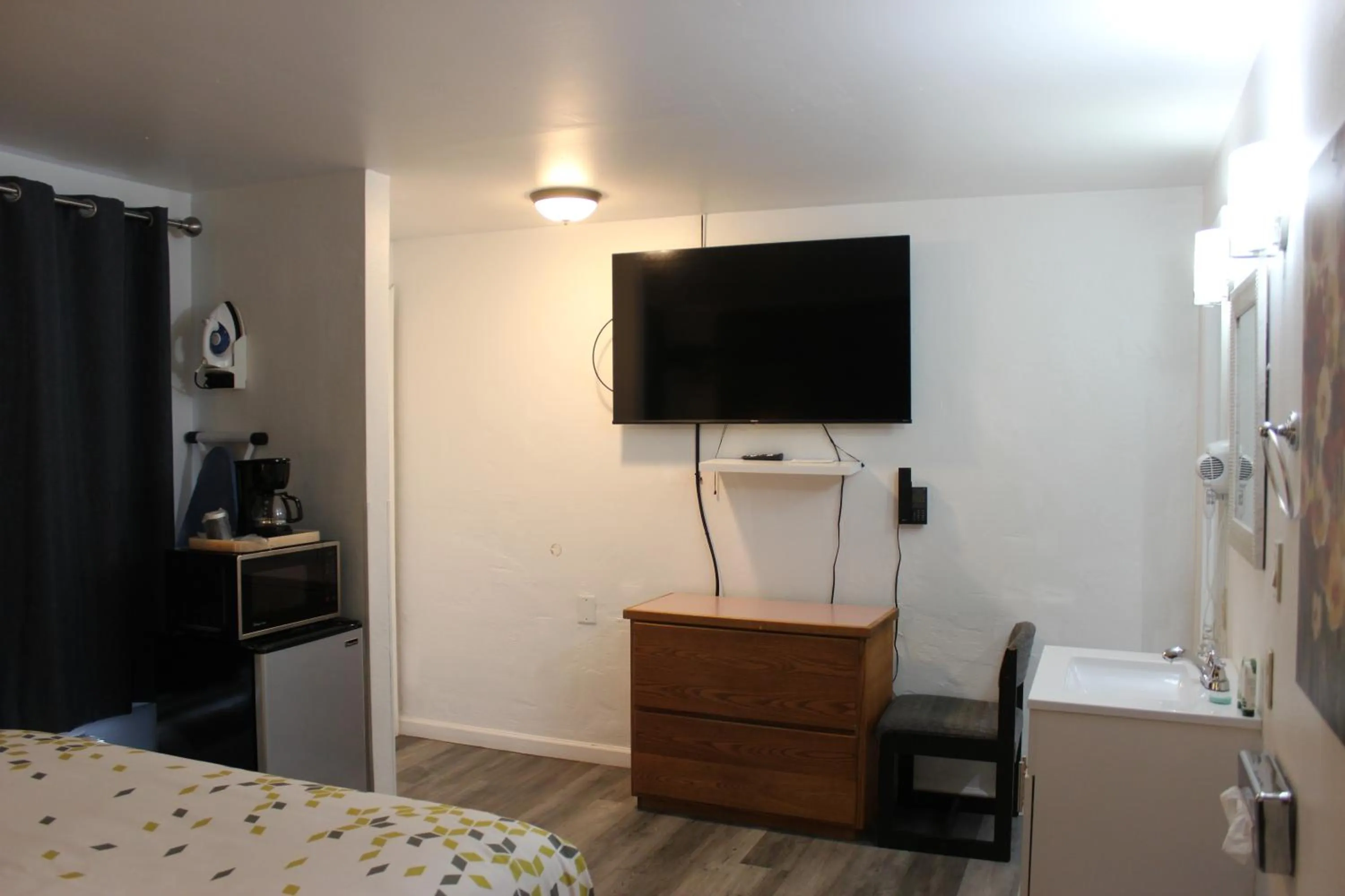 Bedroom, Bed in Cedarwood Inn of Ashland