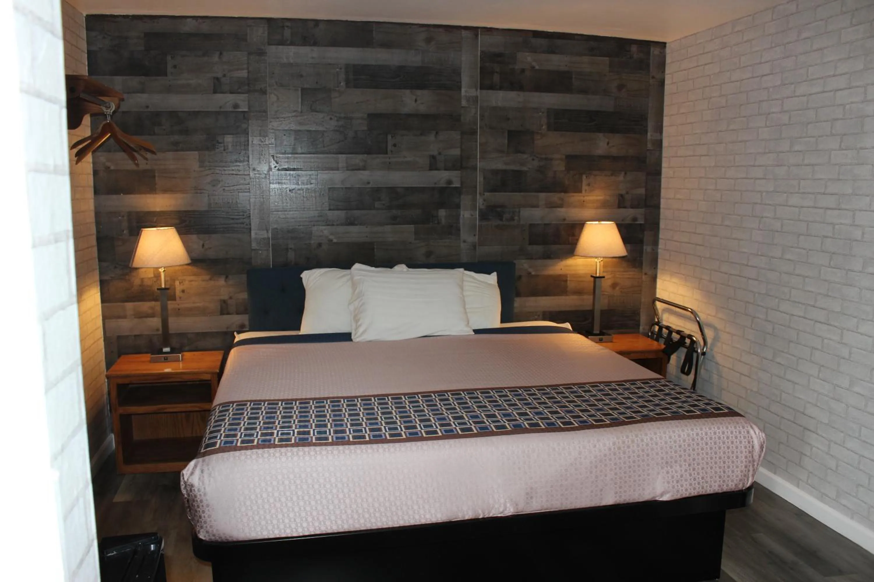 Bedroom, Bed in Cedarwood Inn of Ashland