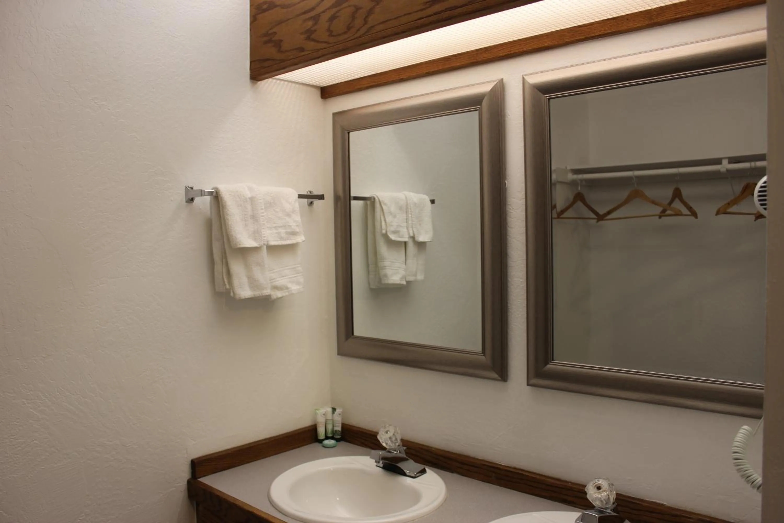 Bathroom in Cedarwood Inn of Ashland