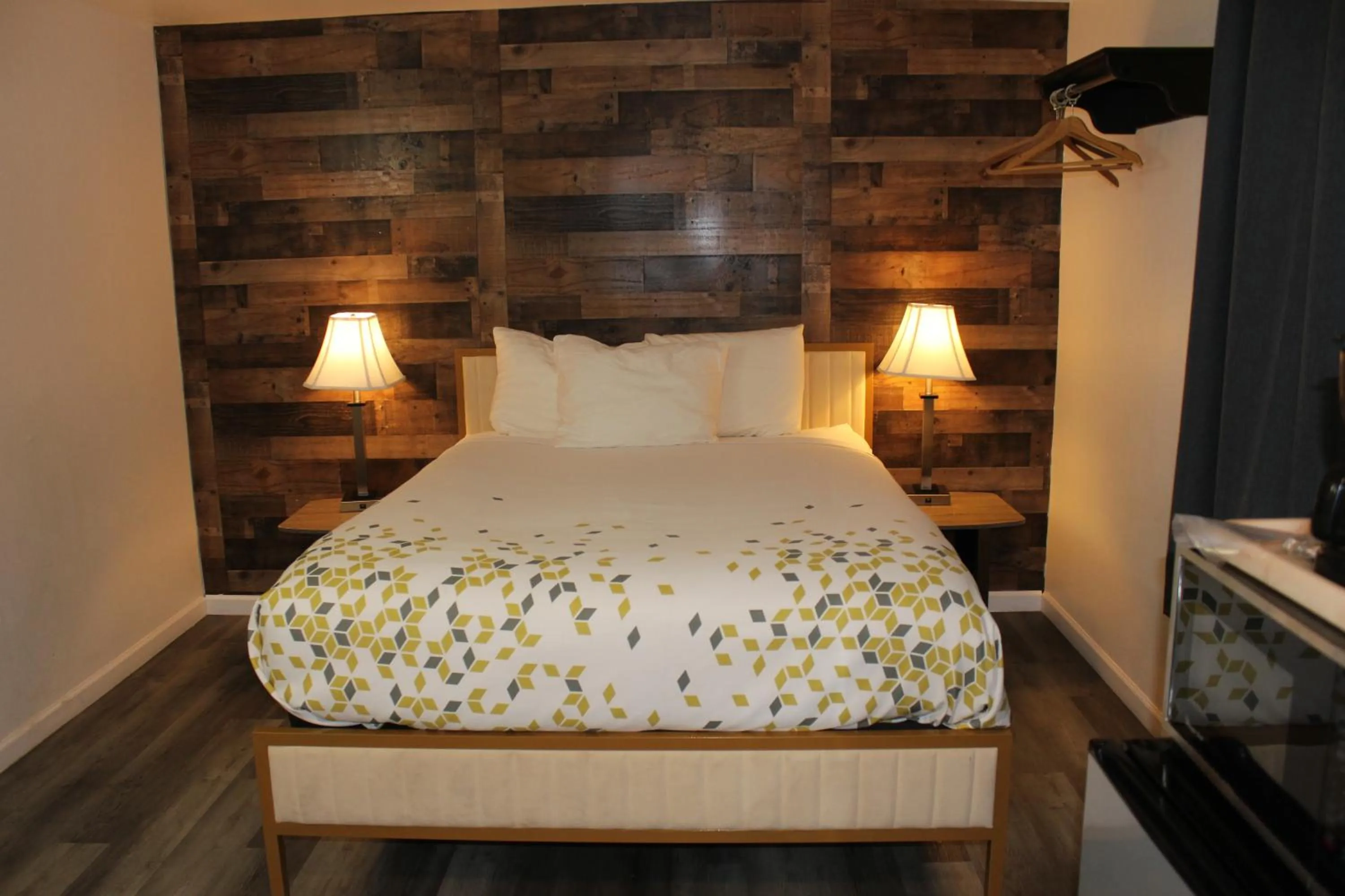 Bedroom, Bed in Cedarwood Inn of Ashland