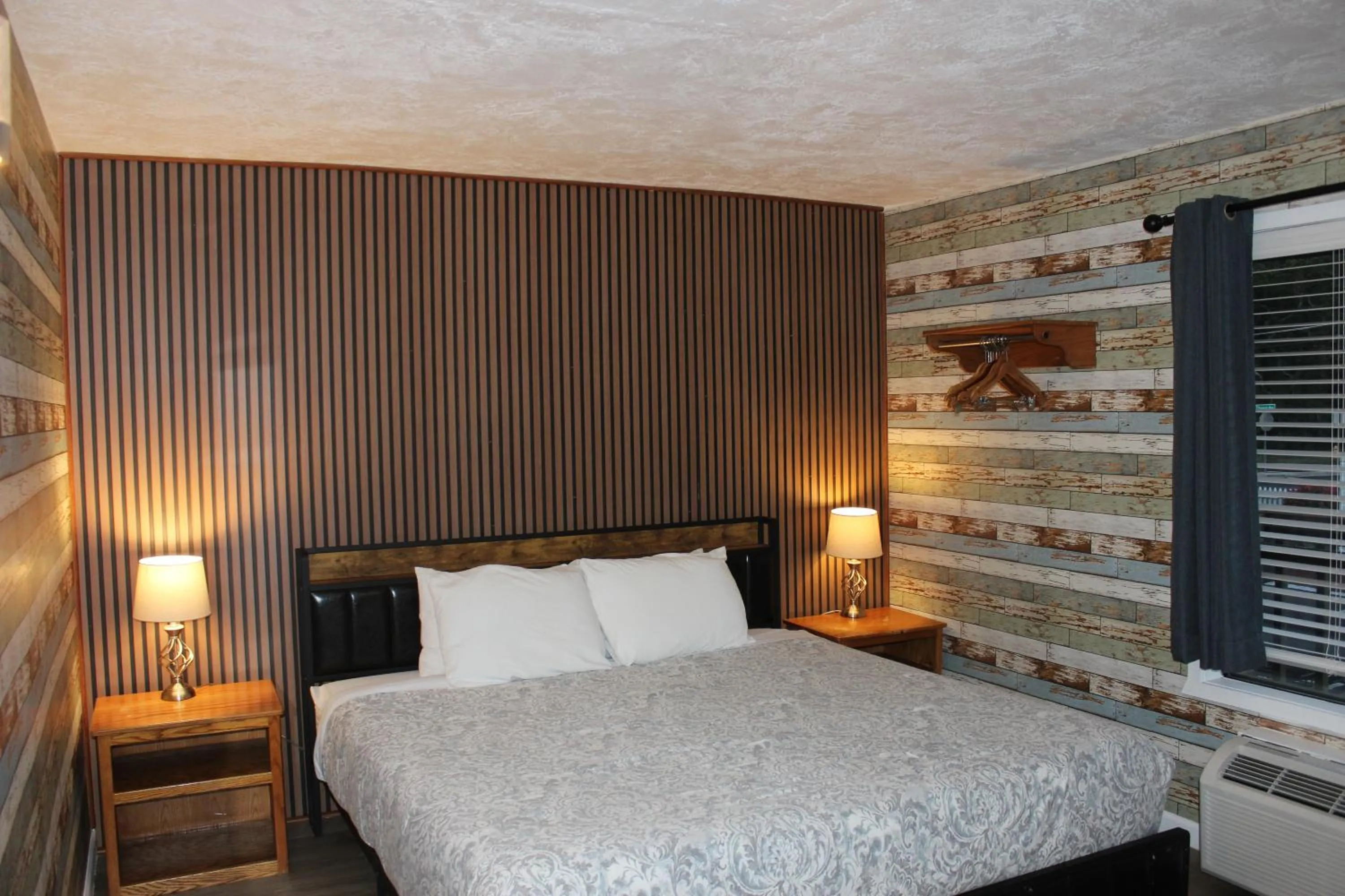 Bedroom, Bed in Cedarwood Inn of Ashland