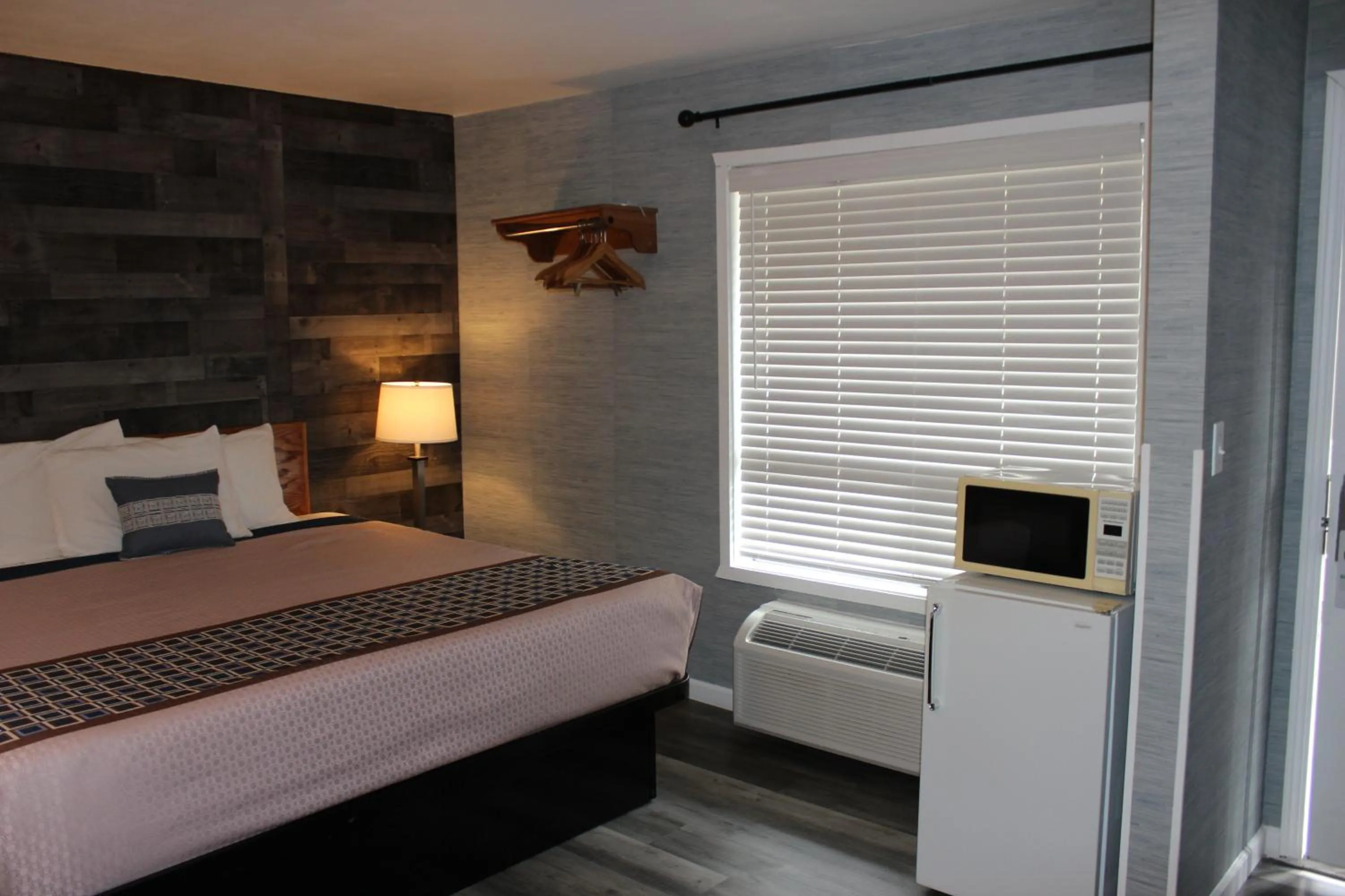 Bed in Cedarwood Inn of Ashland