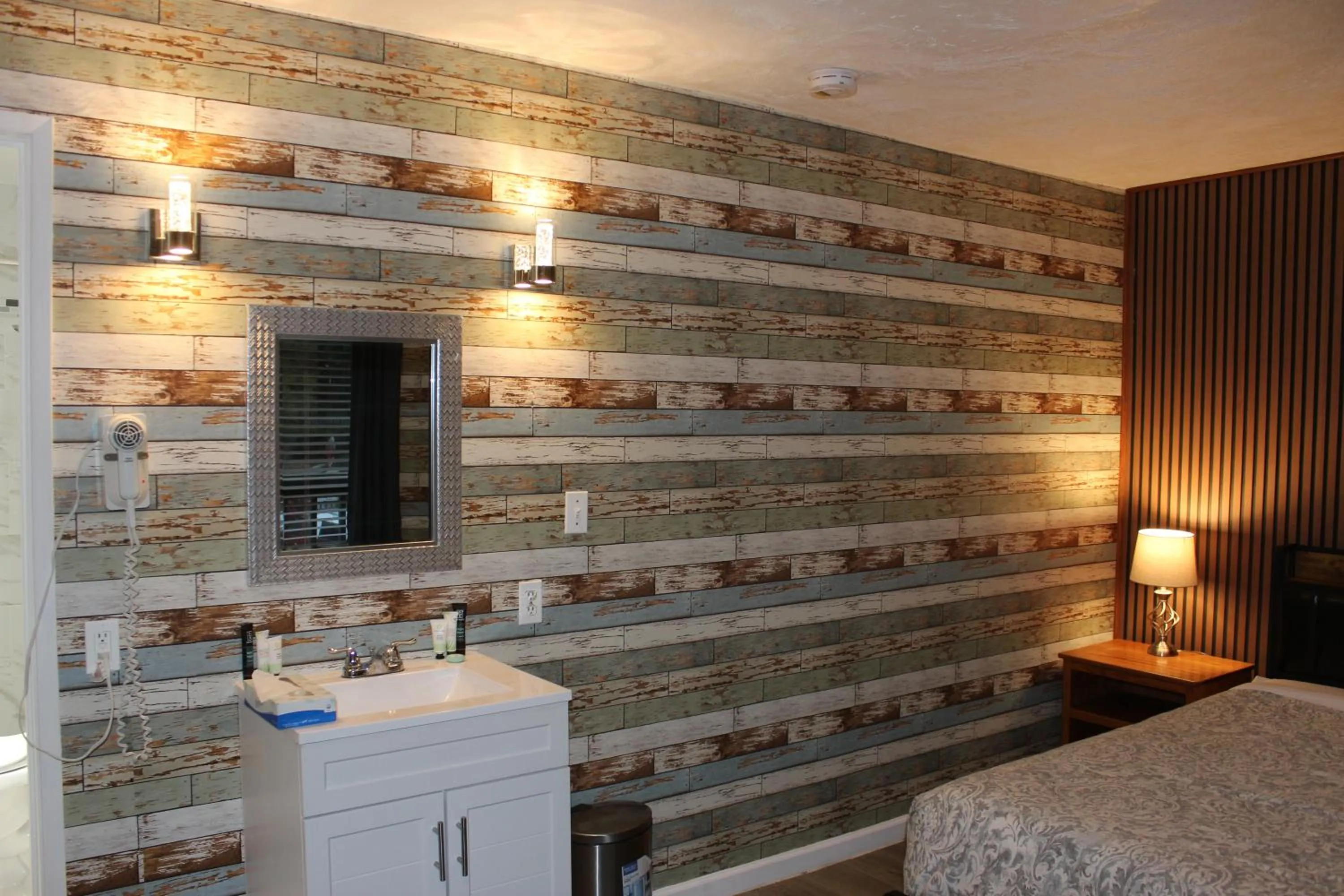 Bedroom, Bed in Cedarwood Inn of Ashland