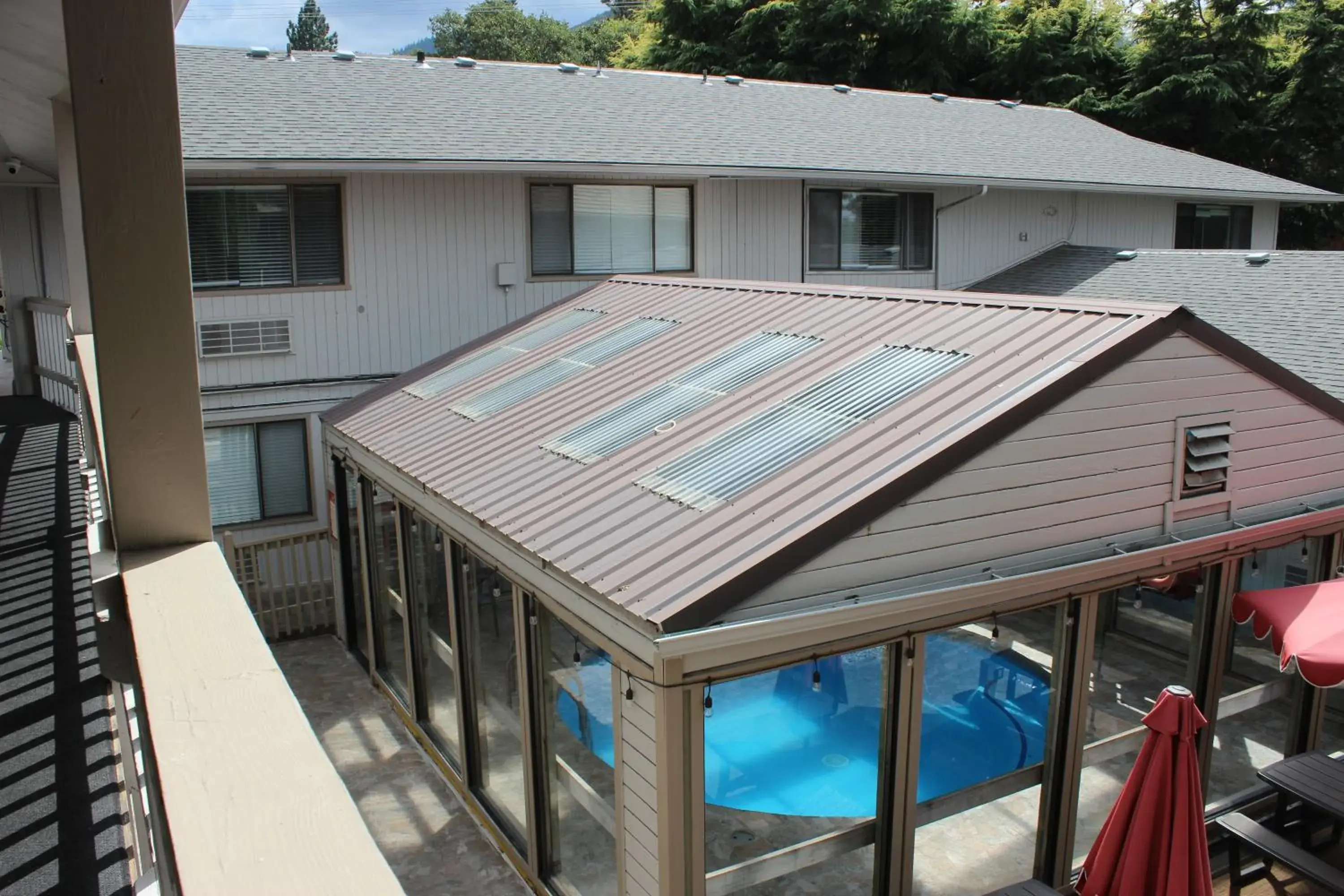 Inner courtyard view in Cedarwood Inn of Ashland Inner courtyard view in Cedarwood Inn of Ashland