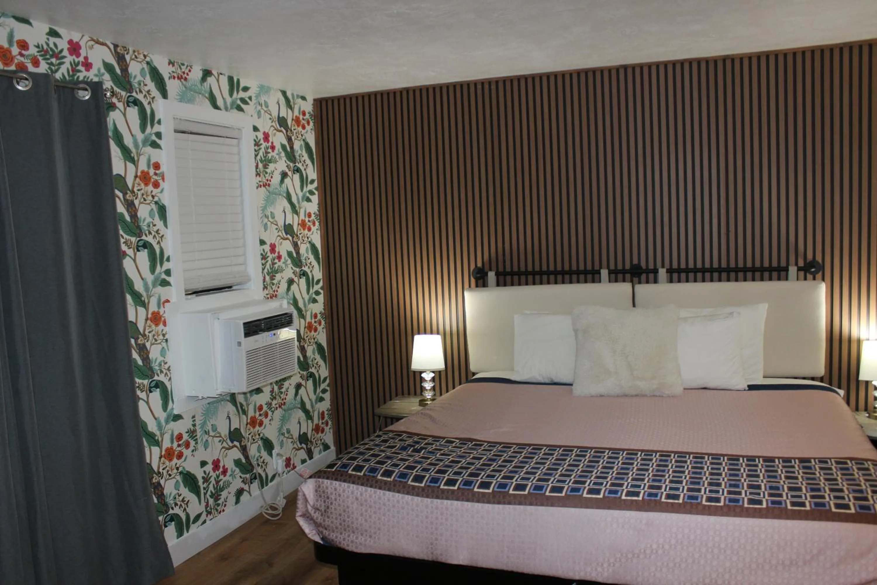 Bedroom, Bed in Cedarwood Inn of Ashland
