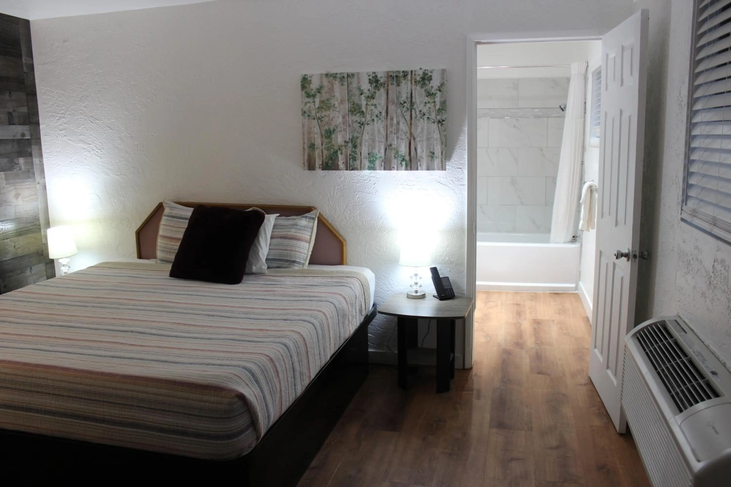 Bedroom, Bed in Cedarwood Inn of Ashland
