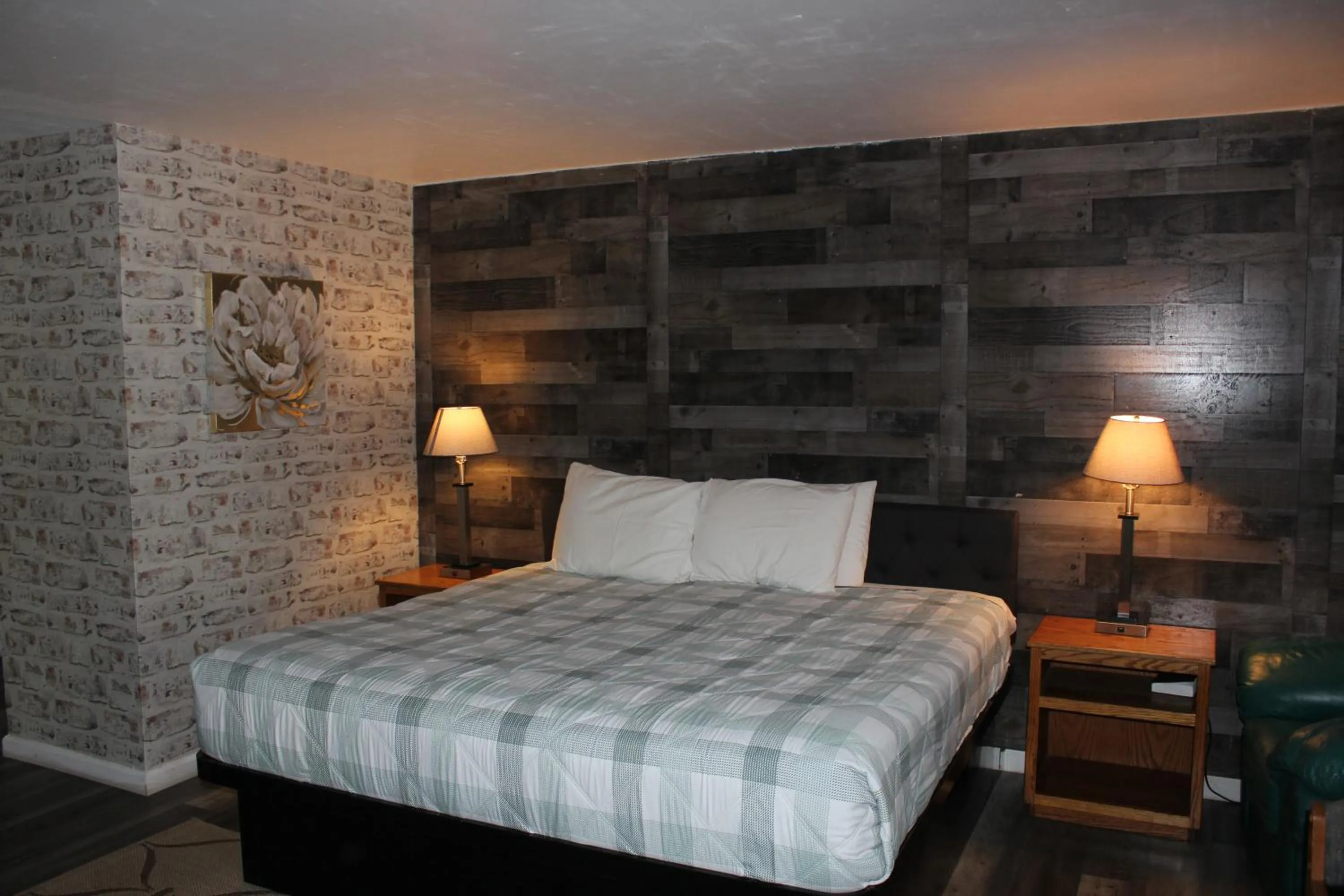 Bedroom, Bed in Cedarwood Inn of Ashland