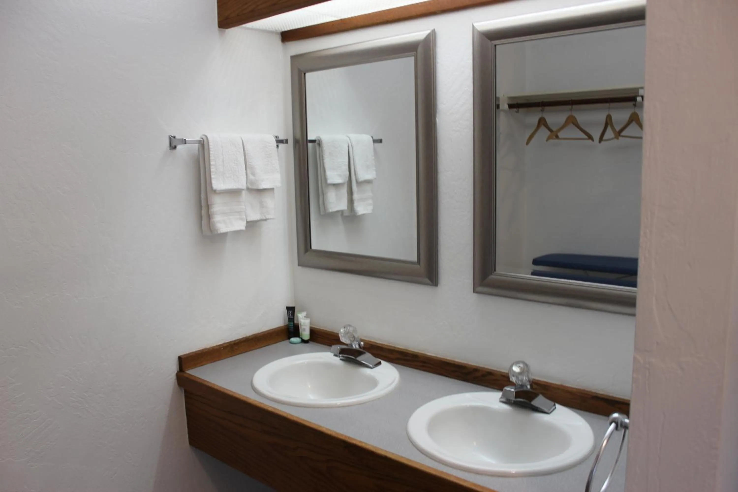 Bathroom in Cedarwood Inn of Ashland