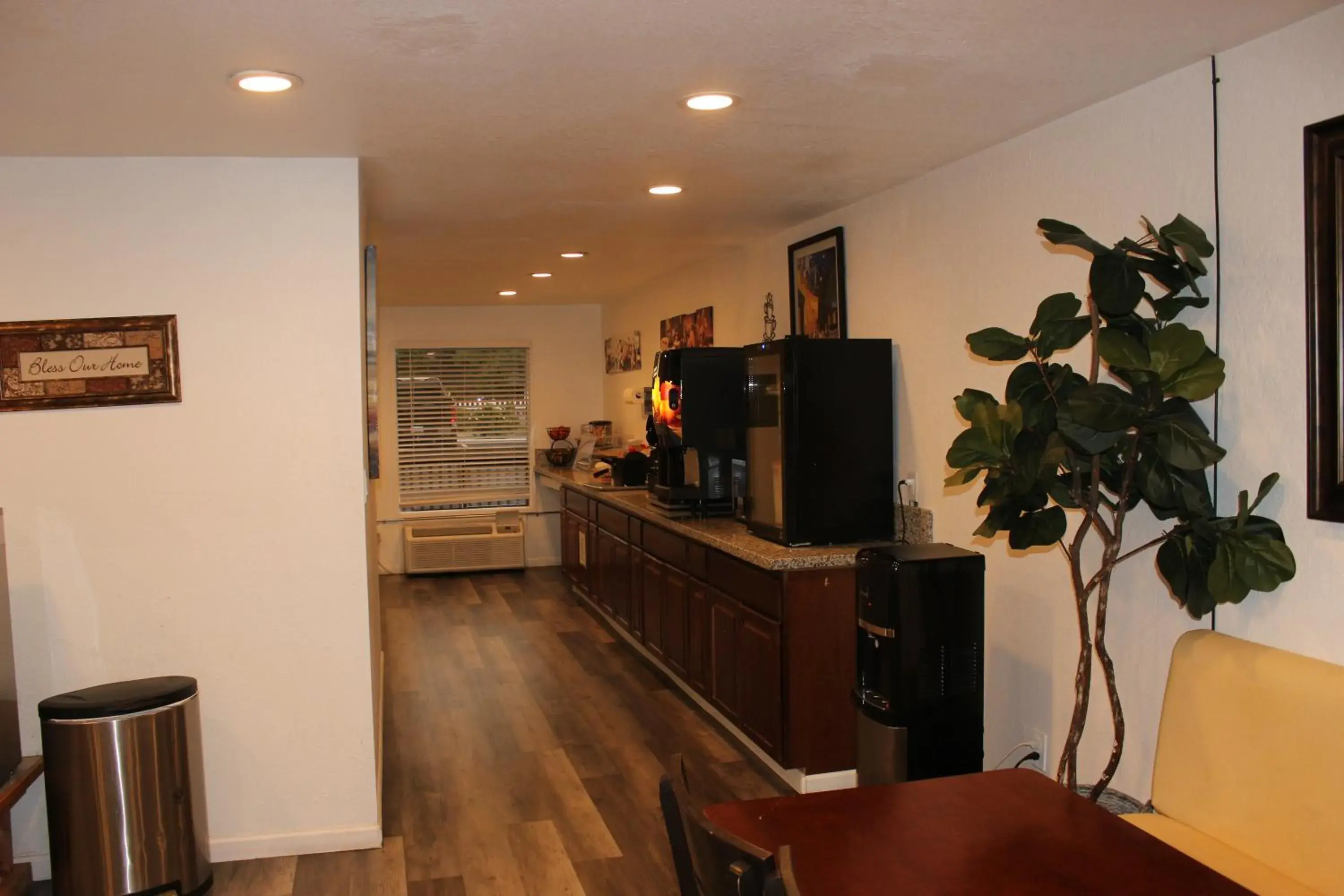 Breakfast in Cedarwood Inn of Ashland Breakfast in Cedarwood Inn of Ashland