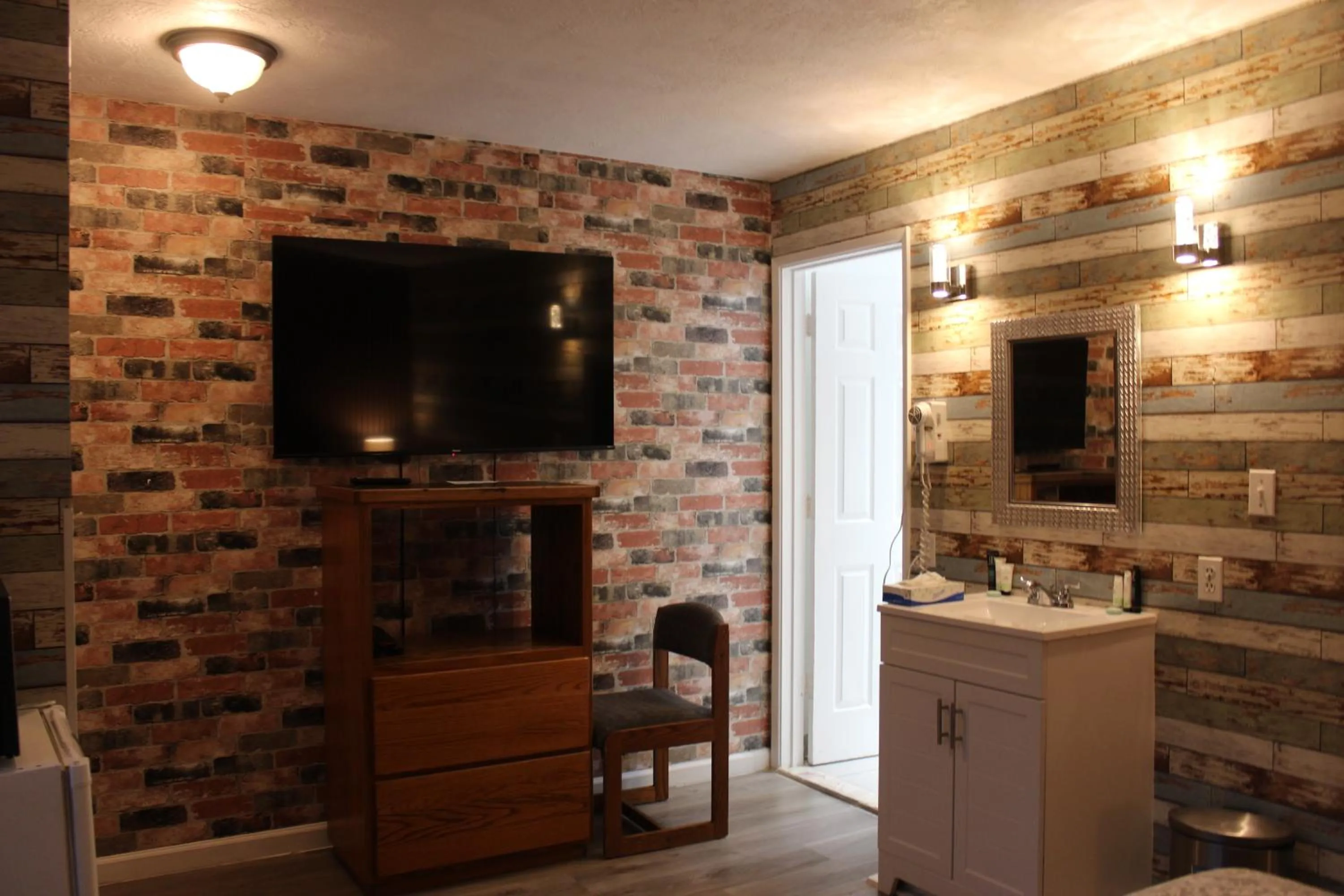 TV and multimedia in Cedarwood Inn of Ashland