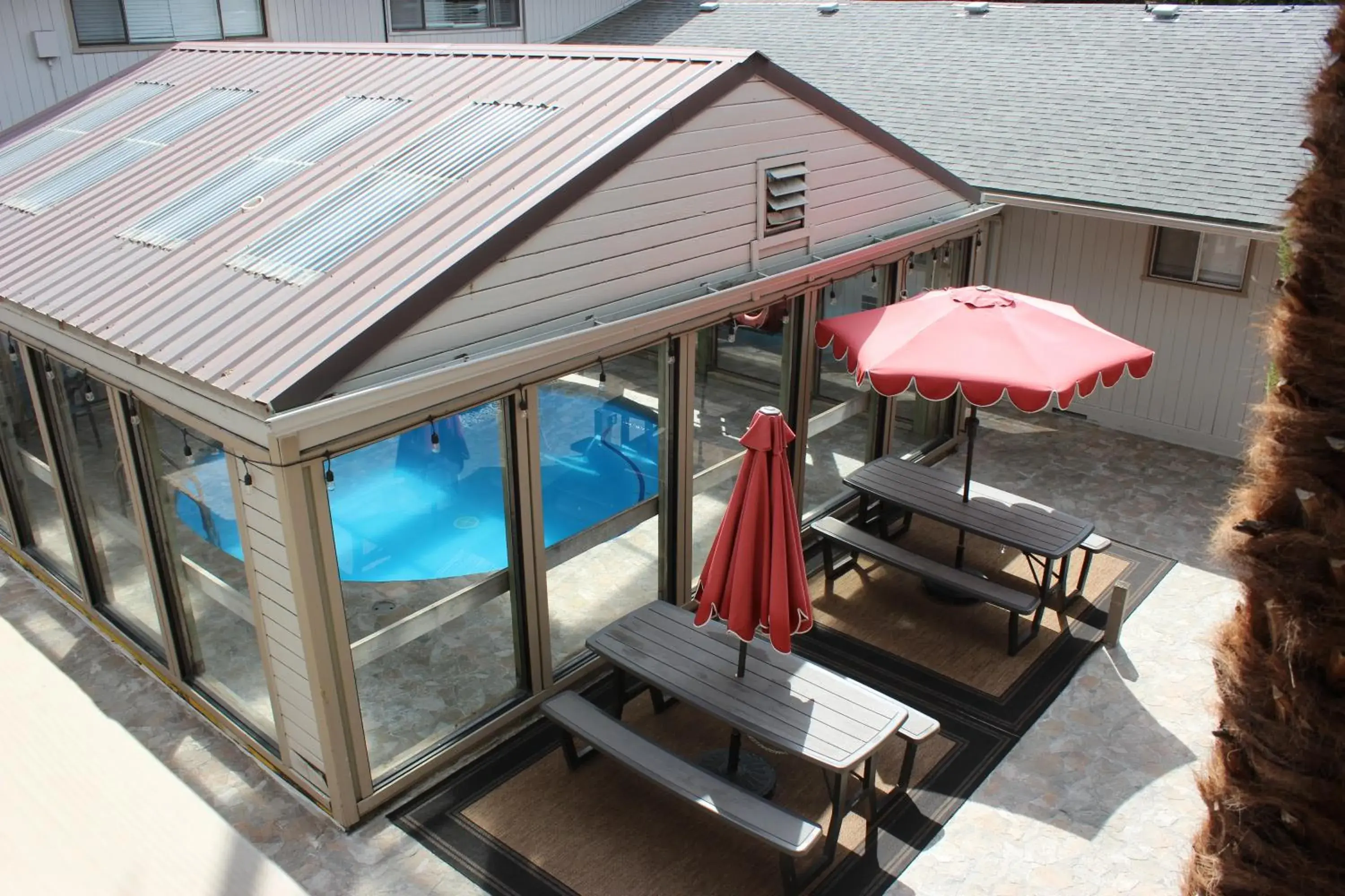 Inner courtyard view in Cedarwood Inn of Ashland Inner courtyard view in Cedarwood Inn of Ashland
