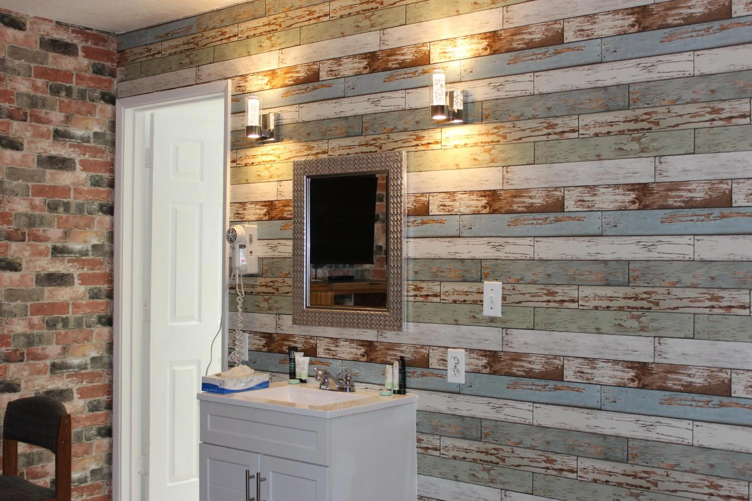 Bathroom in Cedarwood Inn of Ashland