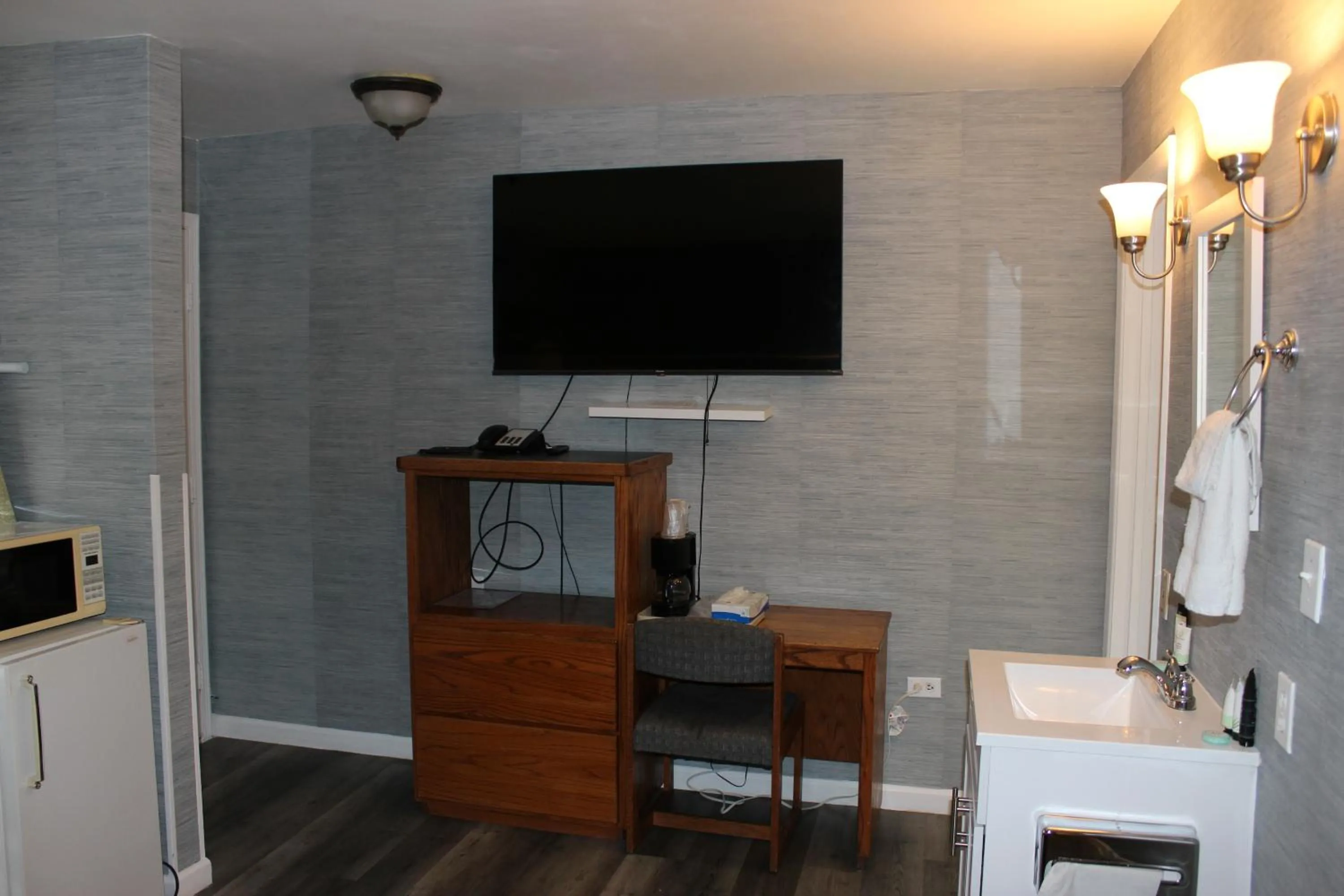 Bedroom in Cedarwood Inn of Ashland