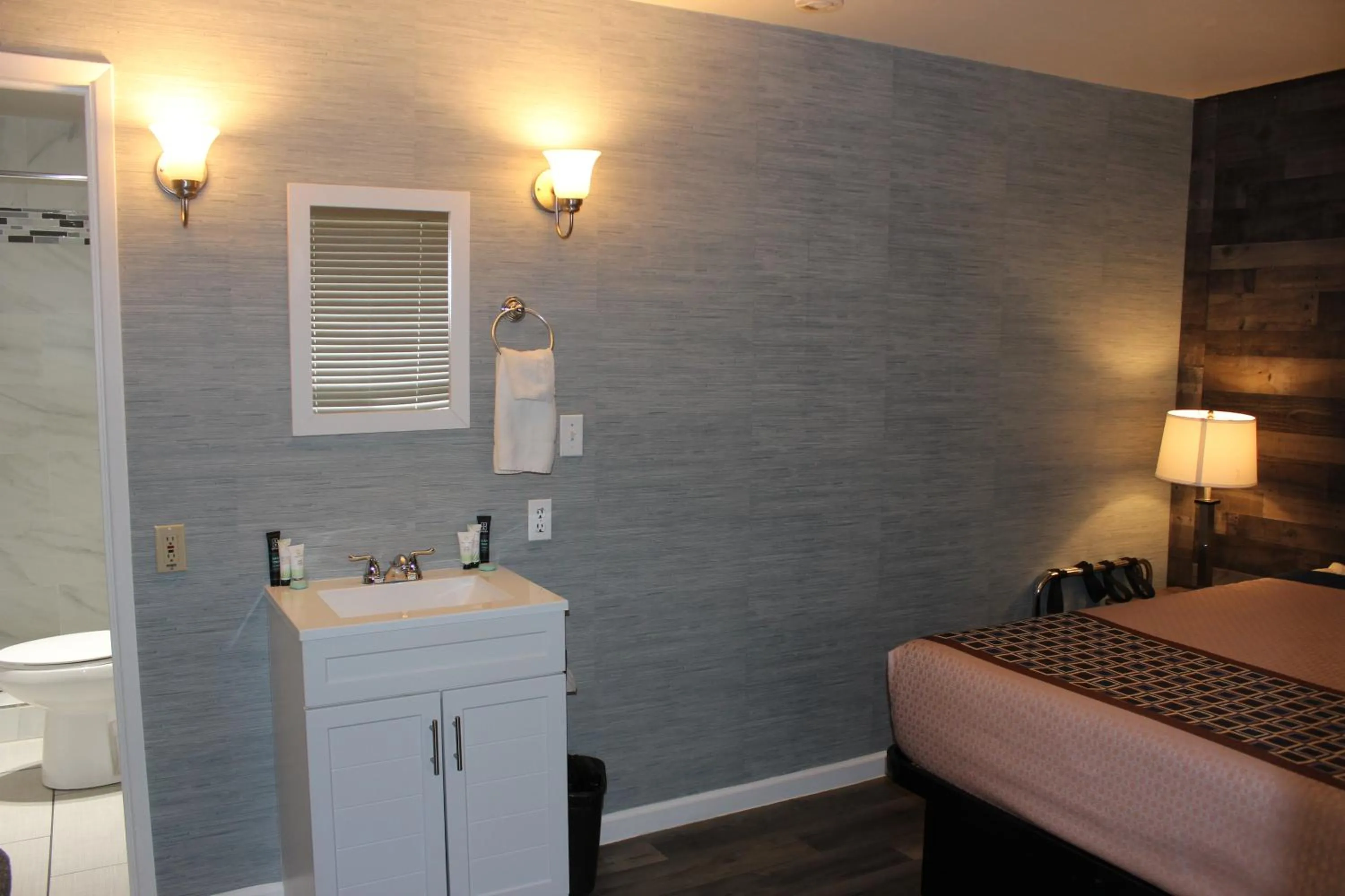 Bedroom in Cedarwood Inn of Ashland