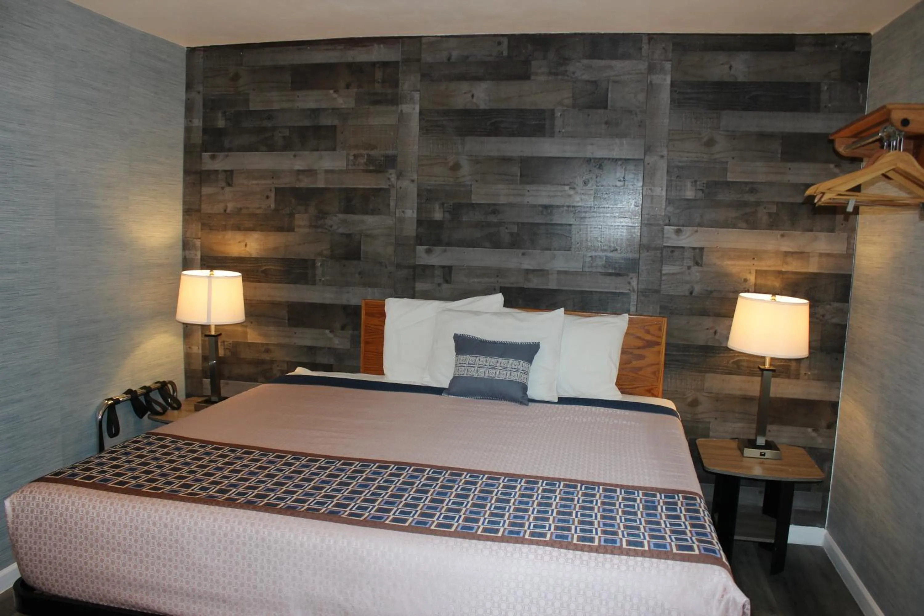 Bed in Cedarwood Inn of Ashland