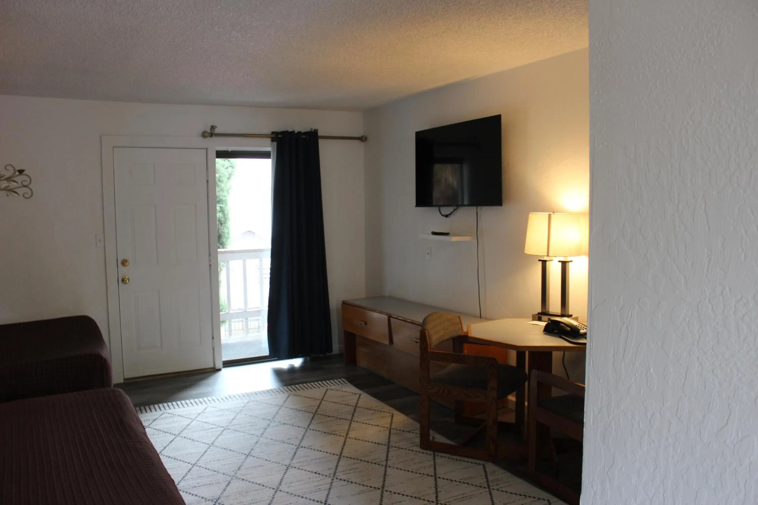 Bedroom in Cedarwood Inn of Ashland