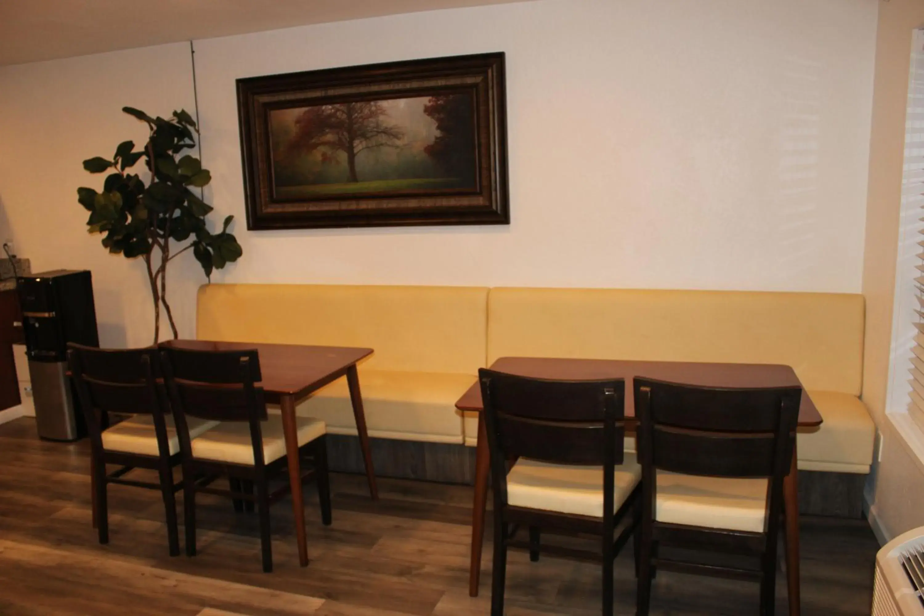 Breakfast in Cedarwood Inn of Ashland Breakfast in Cedarwood Inn of Ashland