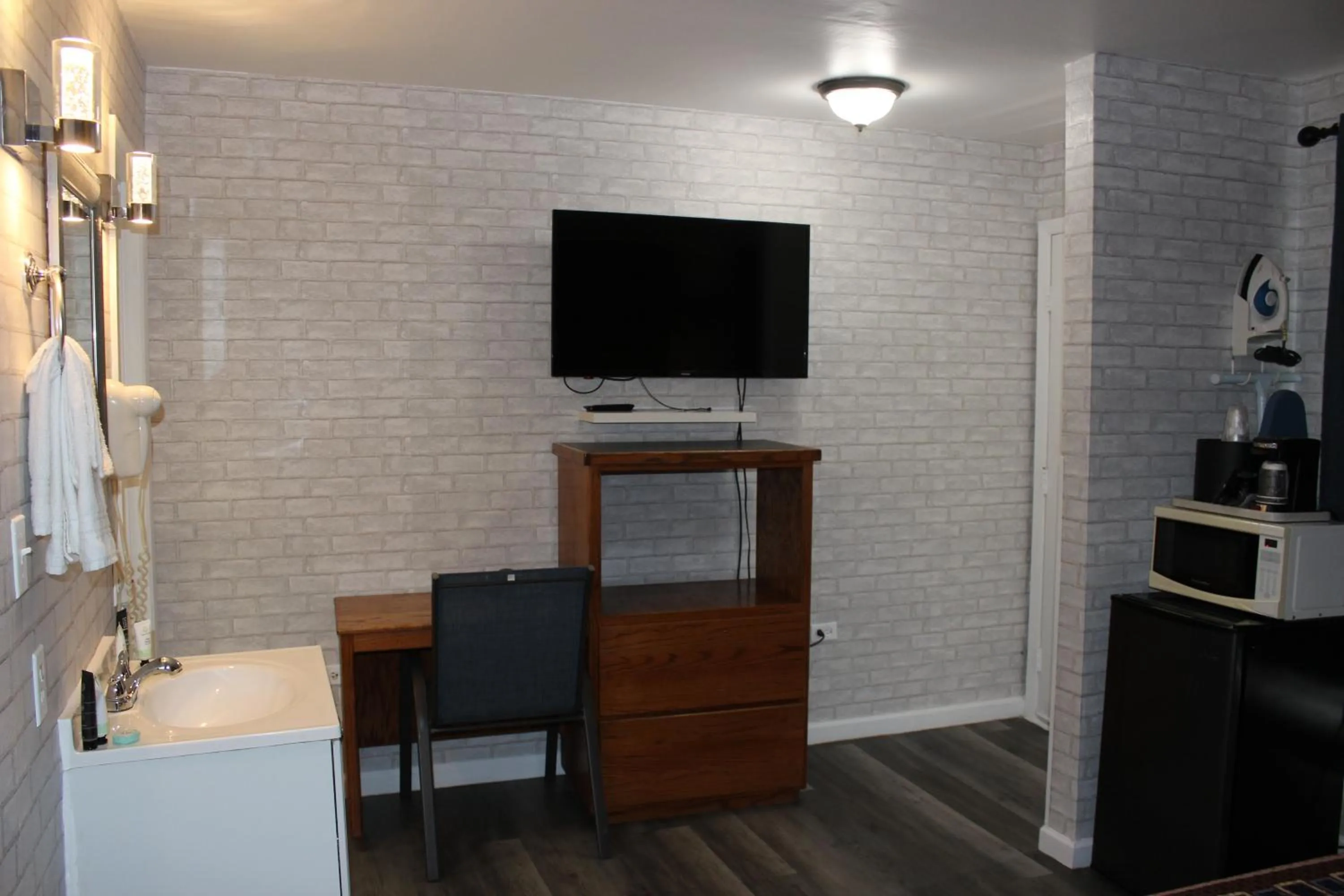 Bedroom in Cedarwood Inn of Ashland
