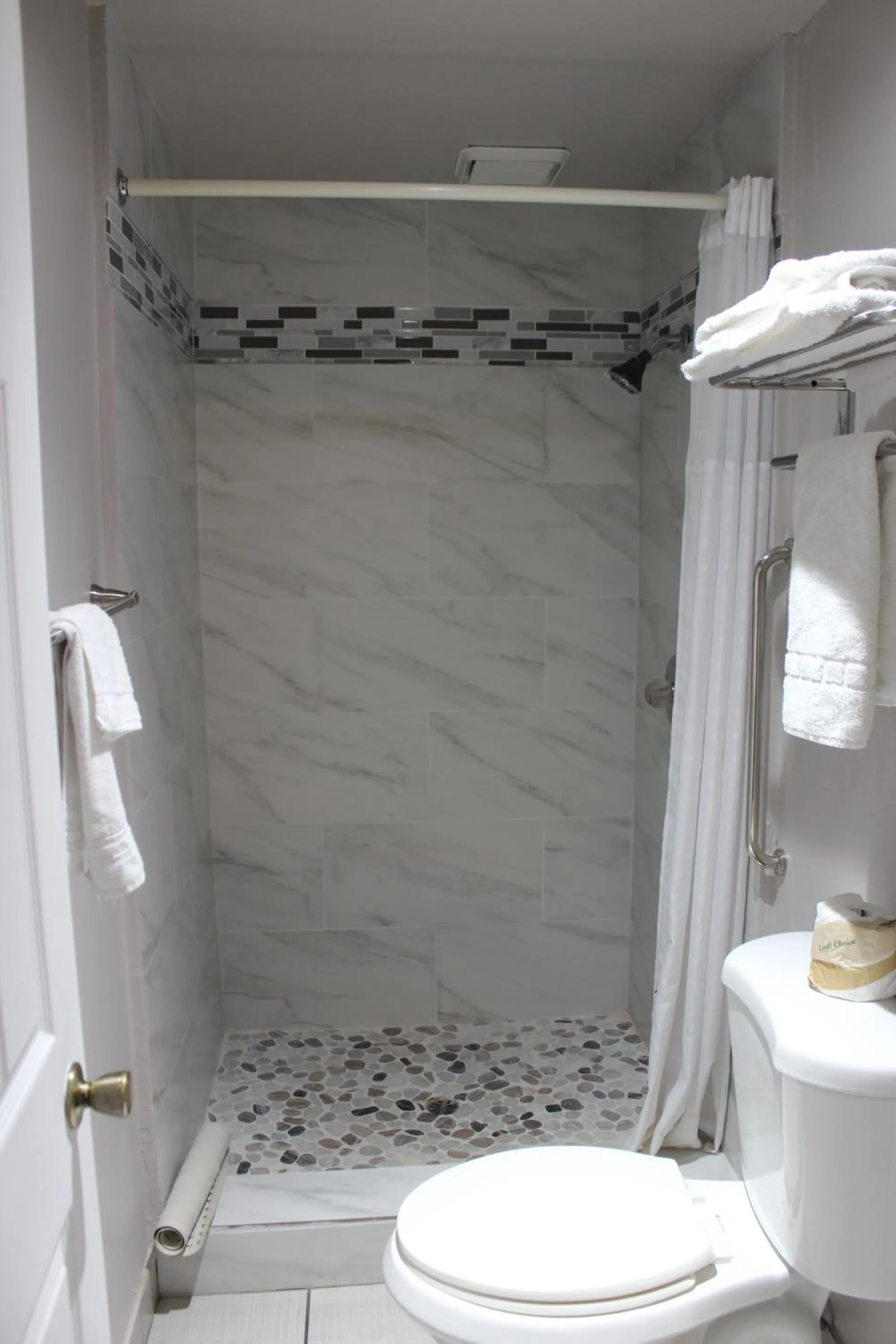 Shower in Cedarwood Inn of Ashland