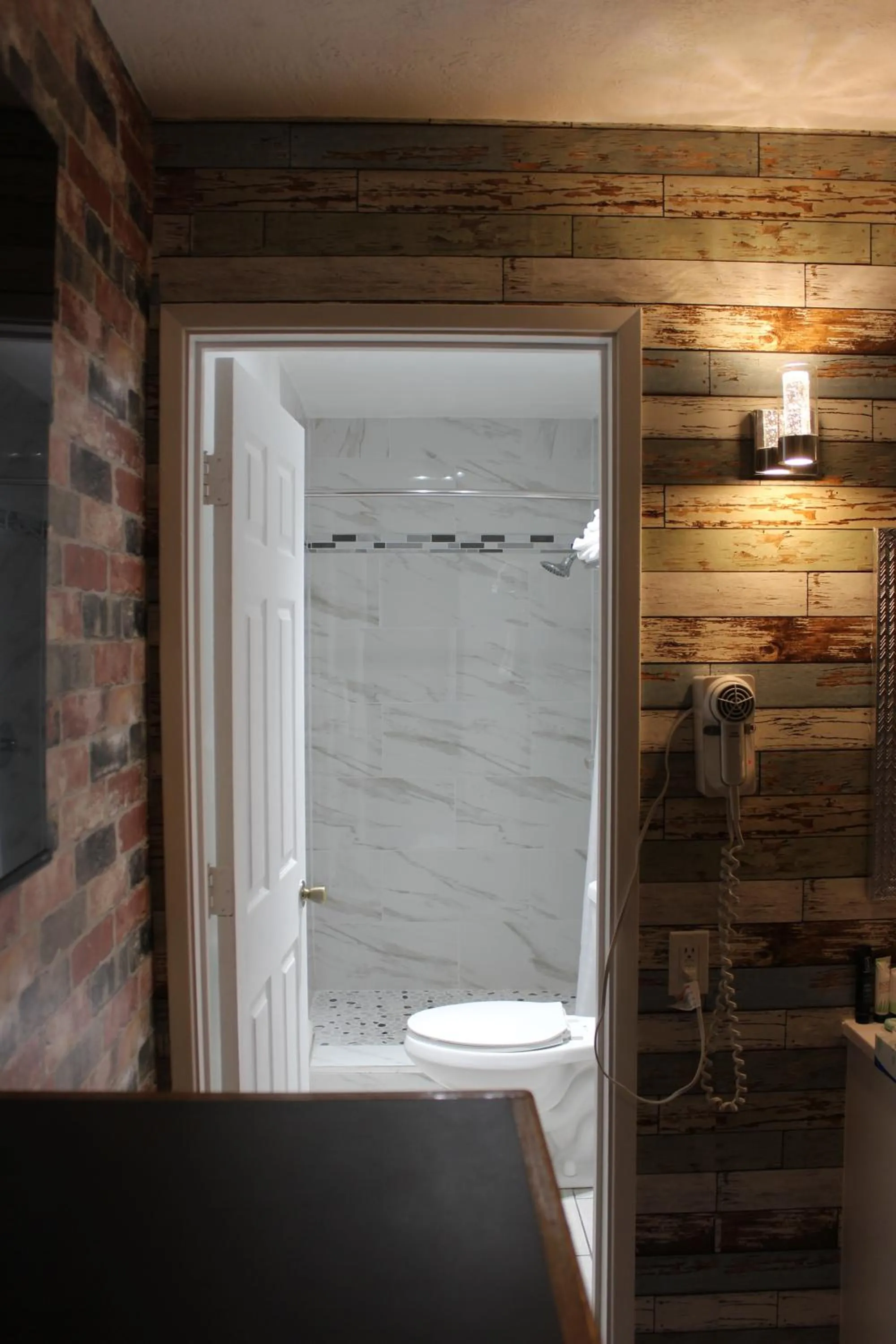 Bathroom in Cedarwood Inn of Ashland