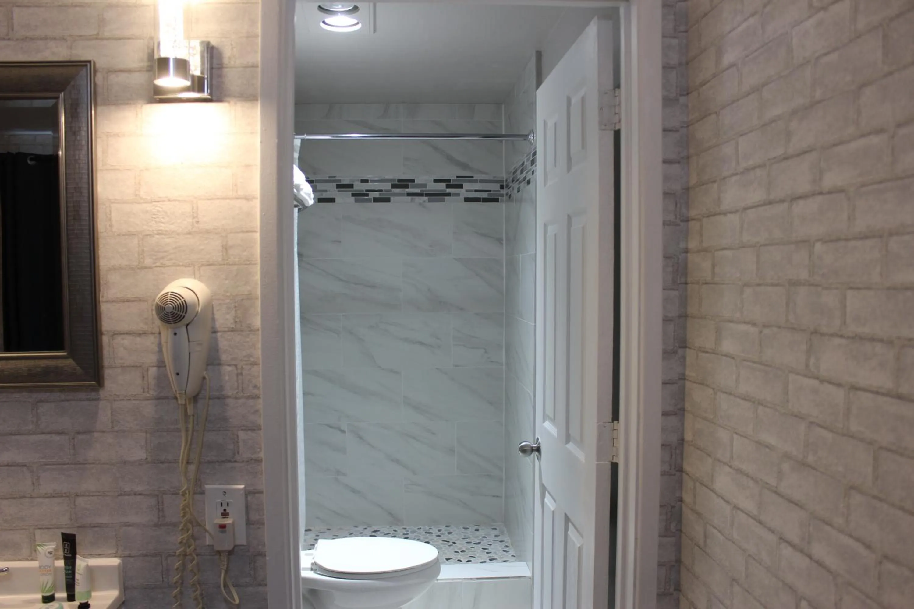 Bathroom in Cedarwood Inn of Ashland