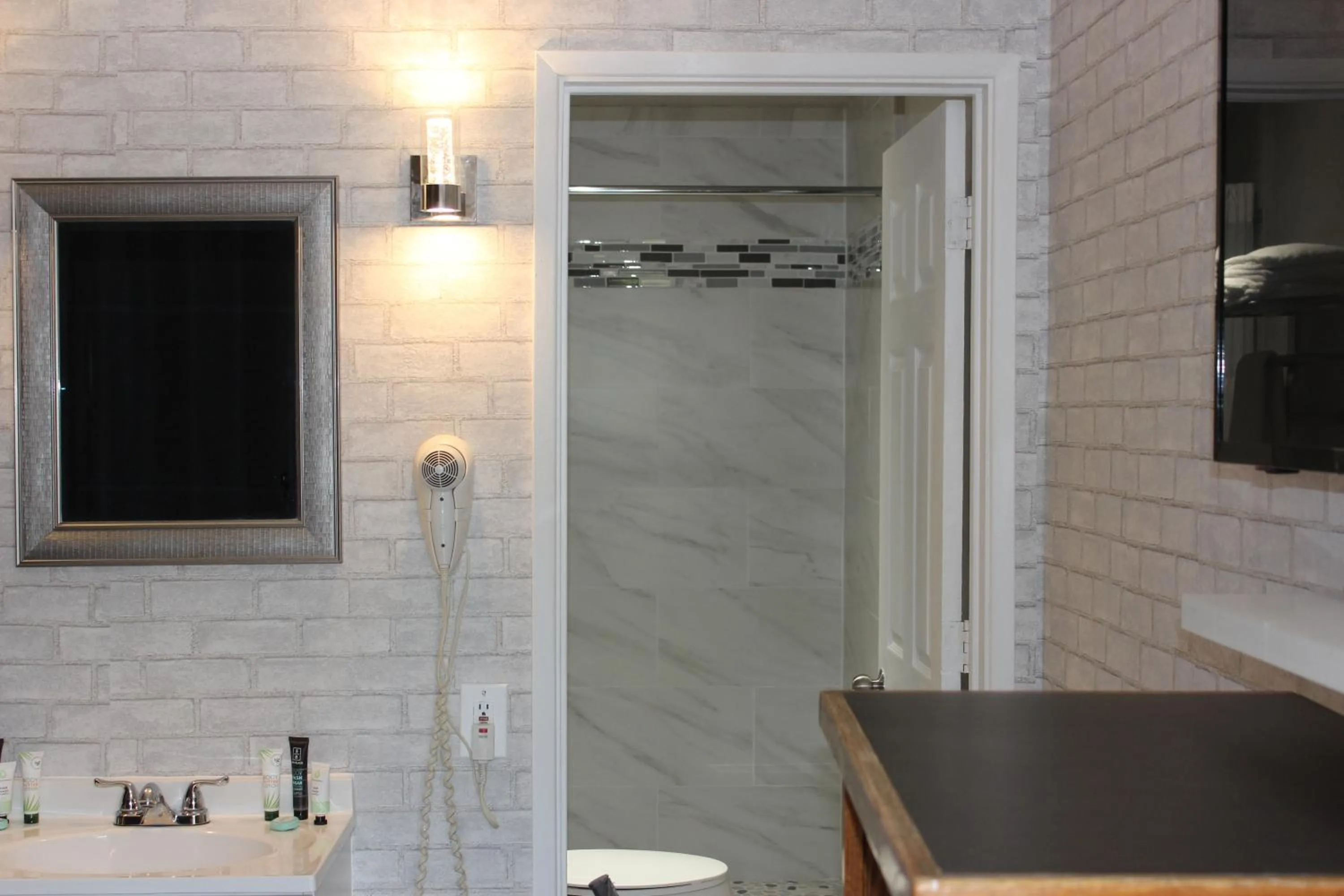 Bathroom in Cedarwood Inn of Ashland