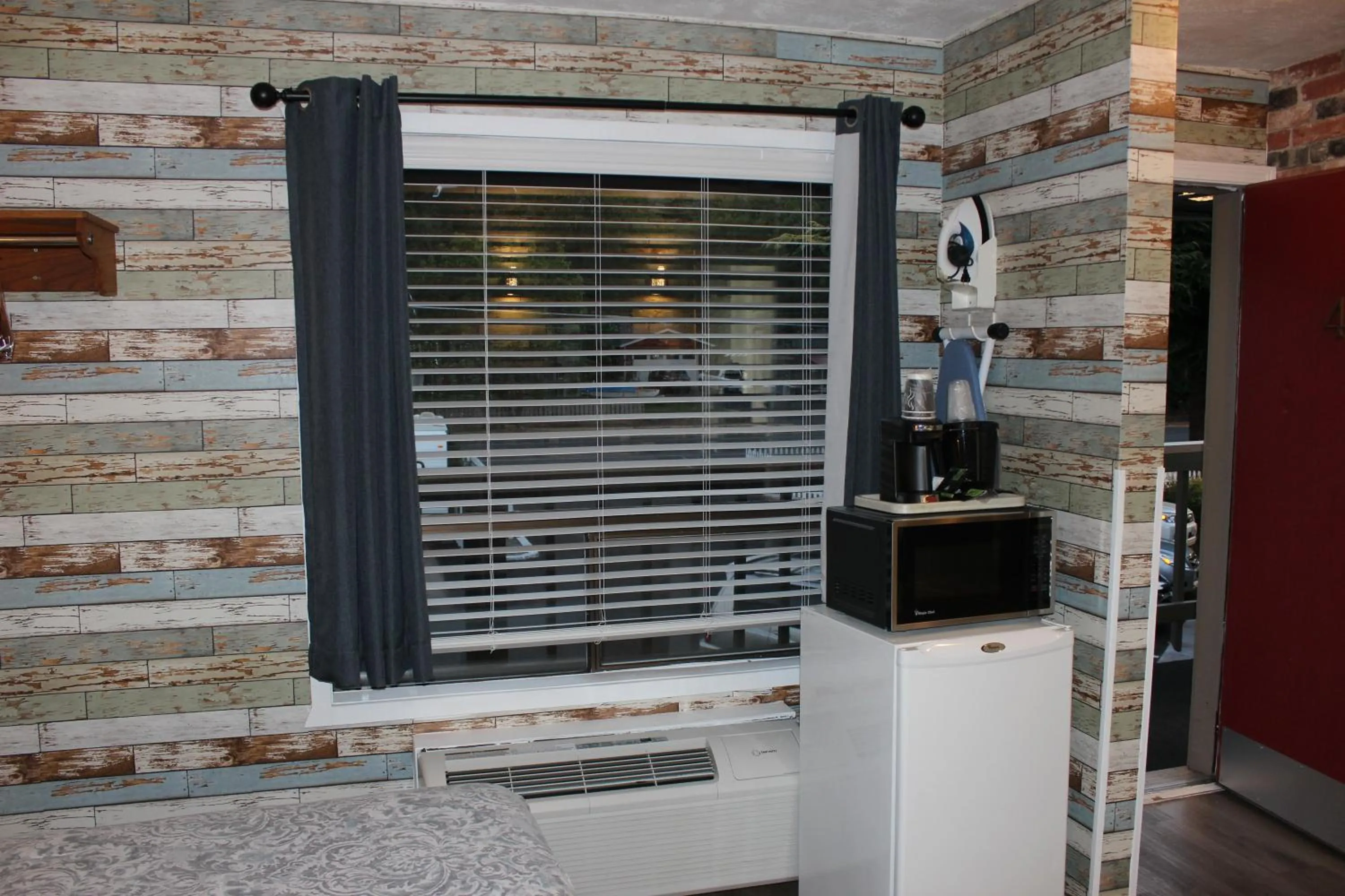 Bedroom in Cedarwood Inn of Ashland
