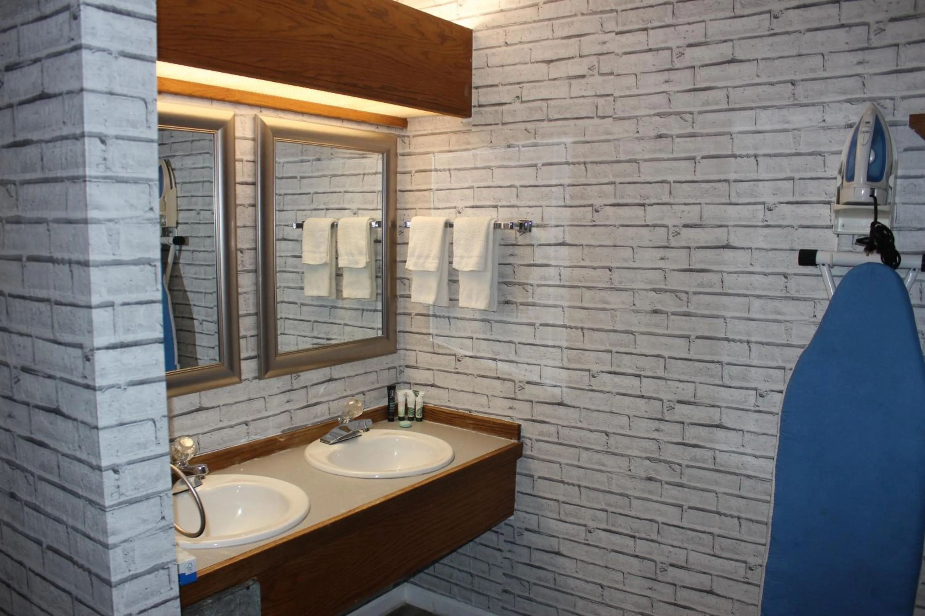 Bathroom in Cedarwood Inn of Ashland