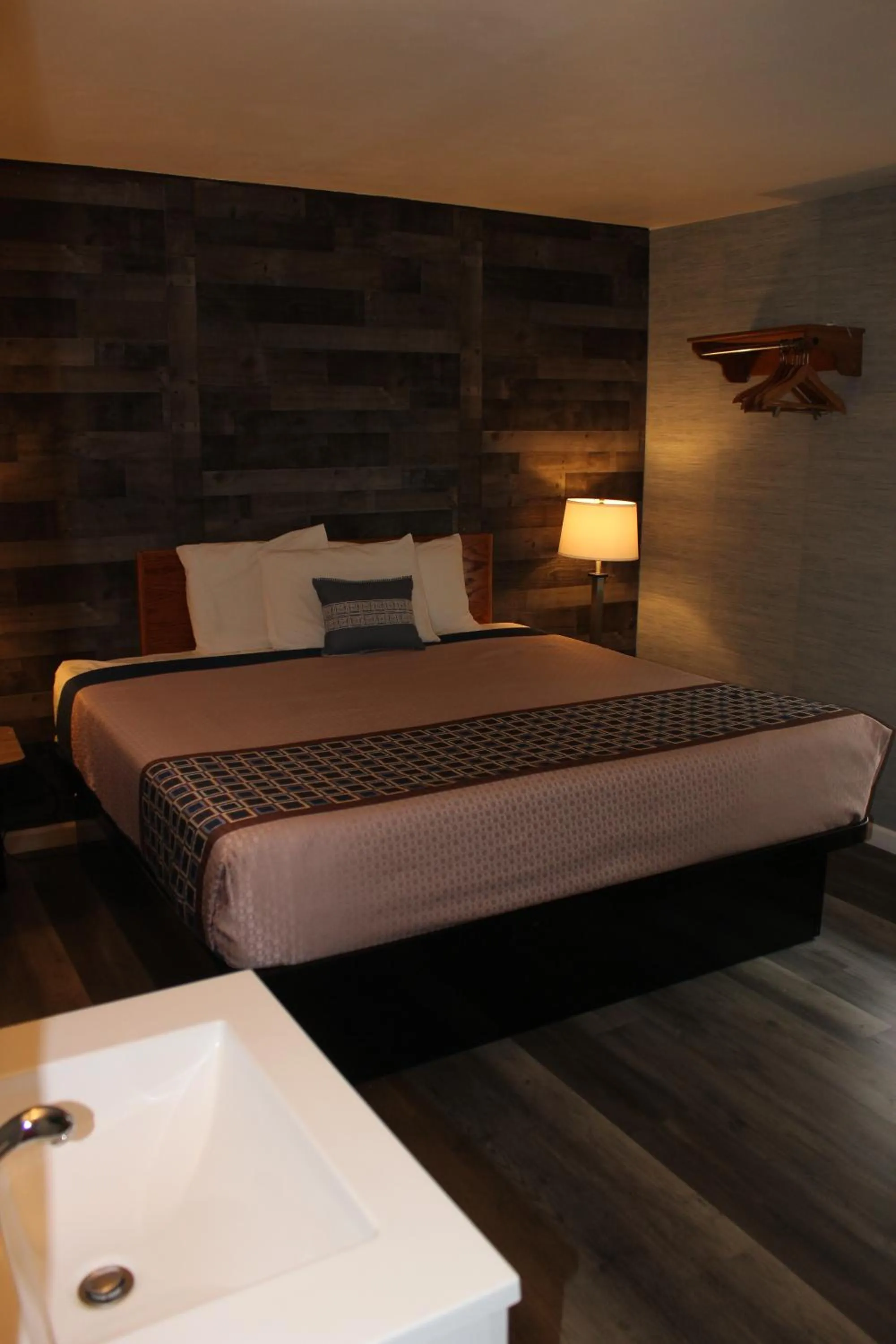 Bed in Cedarwood Inn of Ashland