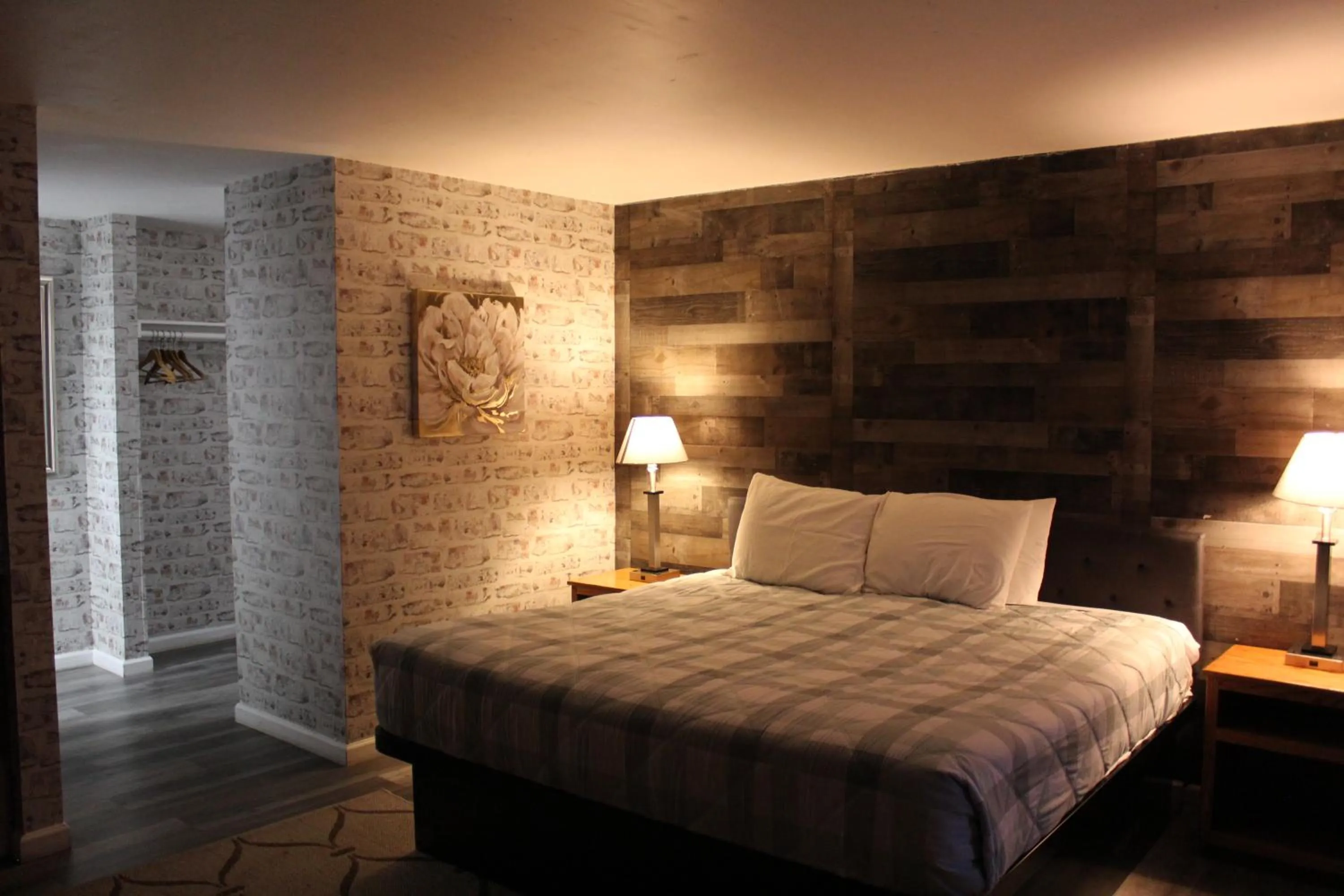 Bedroom, Bed in Cedarwood Inn of Ashland
