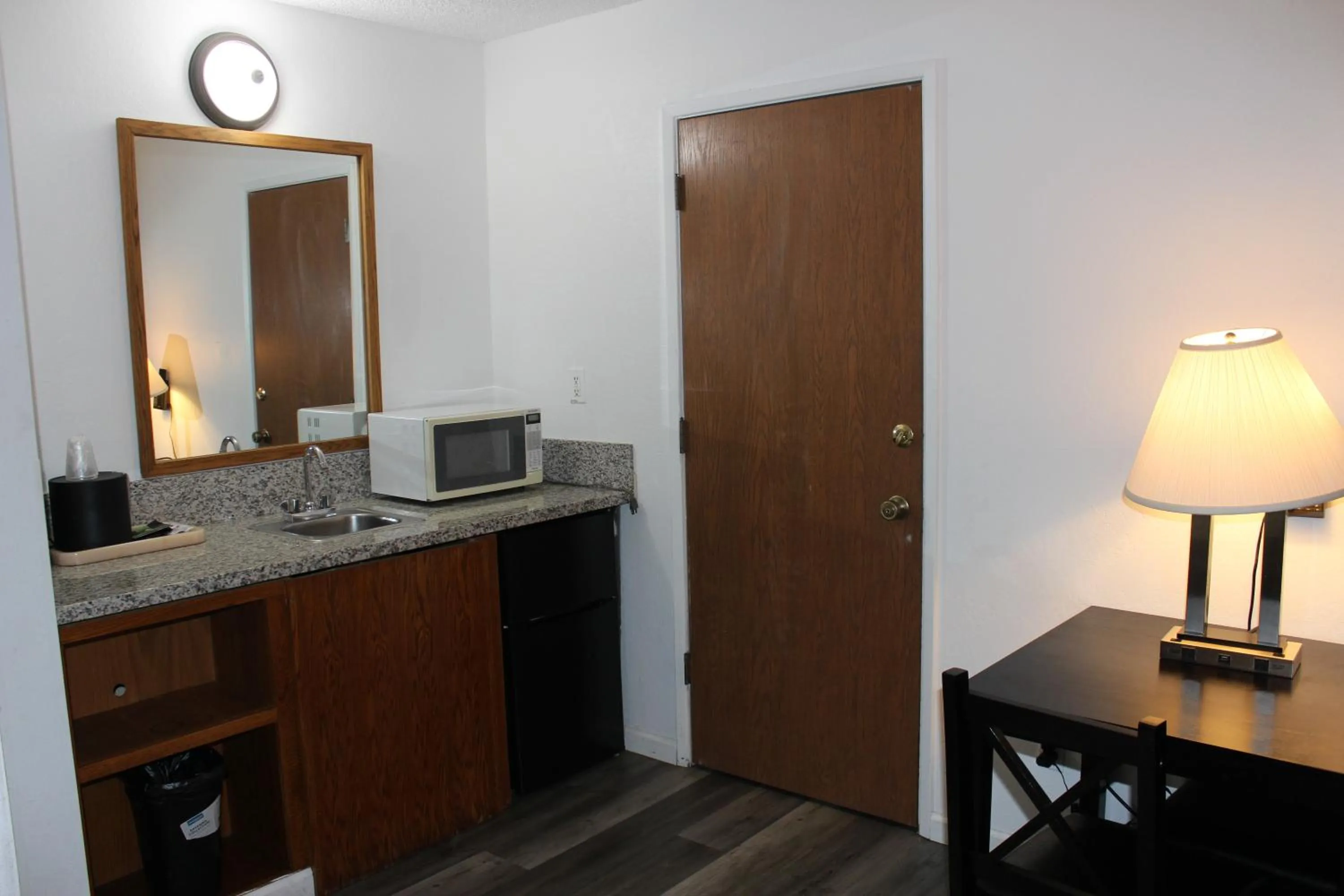 Bedroom in Cedarwood Inn of Ashland