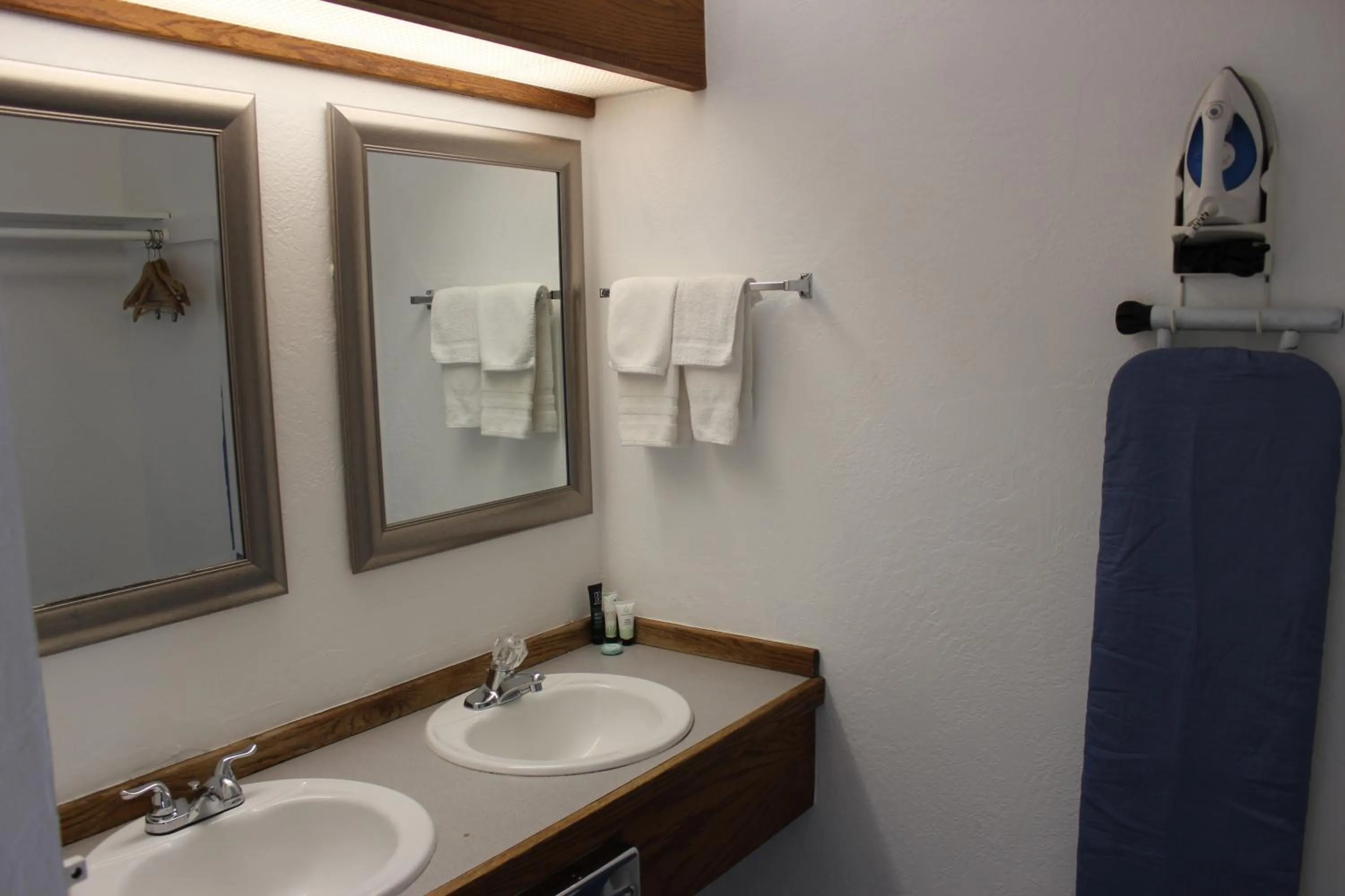 Bathroom in Cedarwood Inn of Ashland