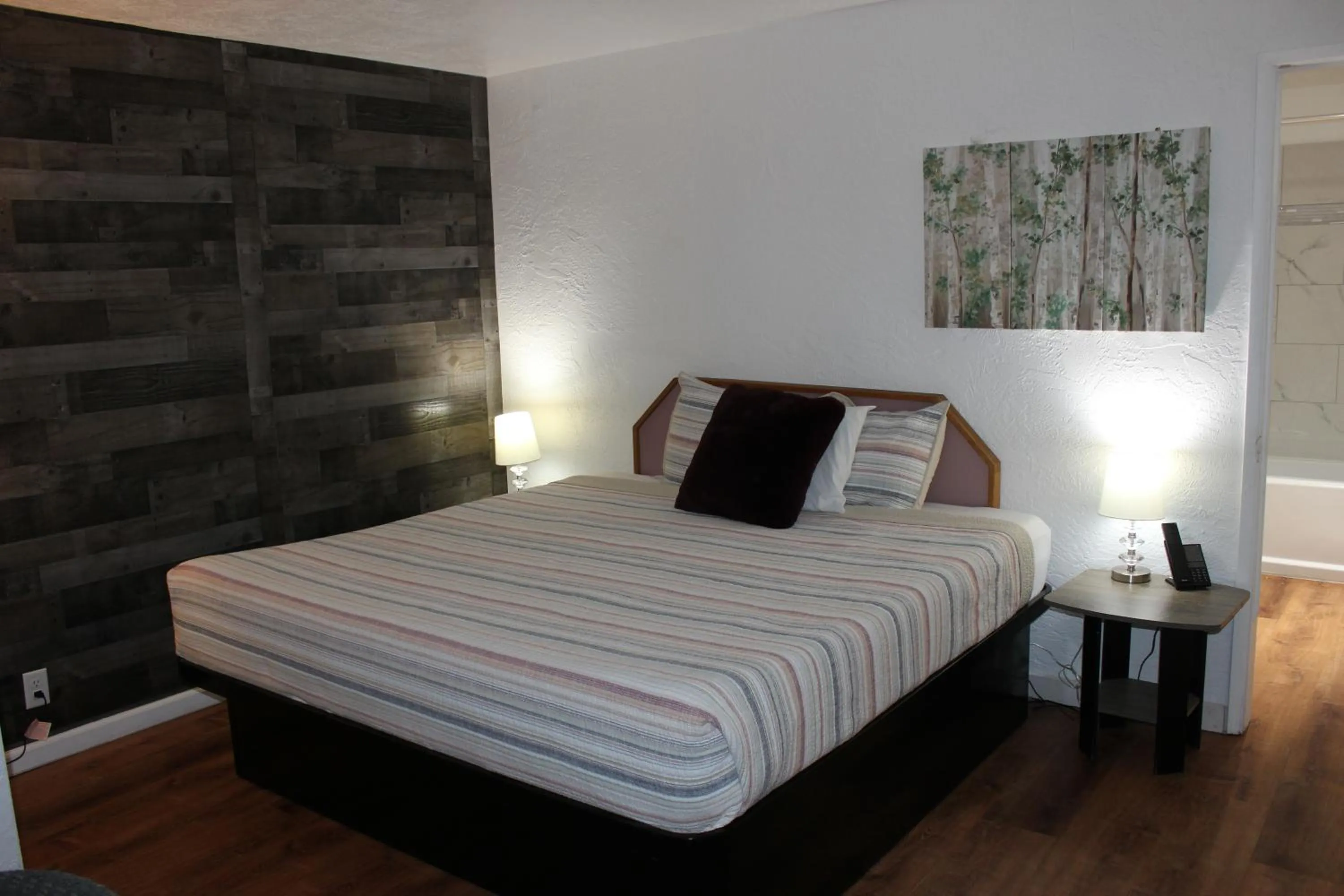 Bedroom, Bed in Cedarwood Inn of Ashland