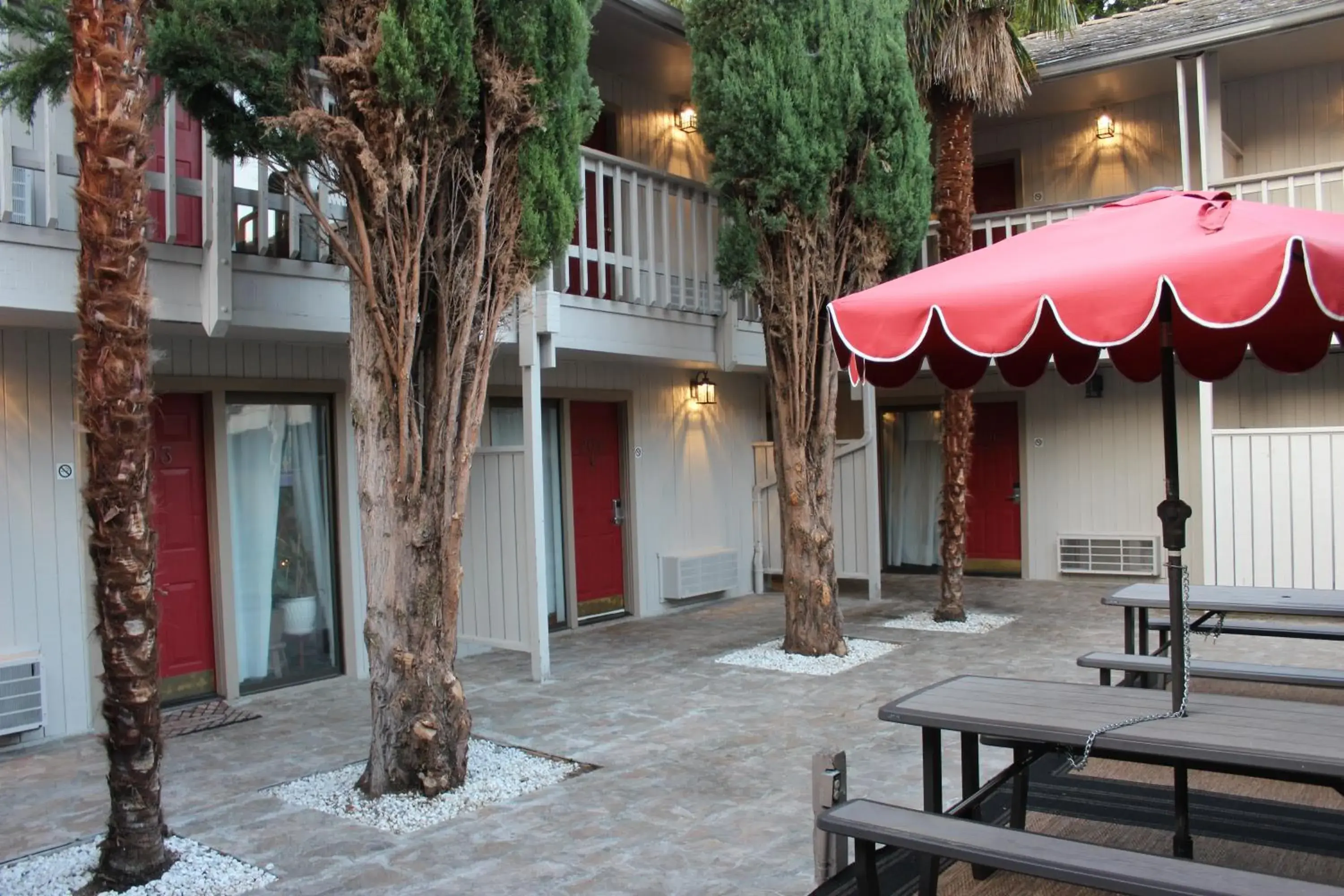 Inner courtyard view in Cedarwood Inn of Ashland Inner courtyard view in Cedarwood Inn of Ashland