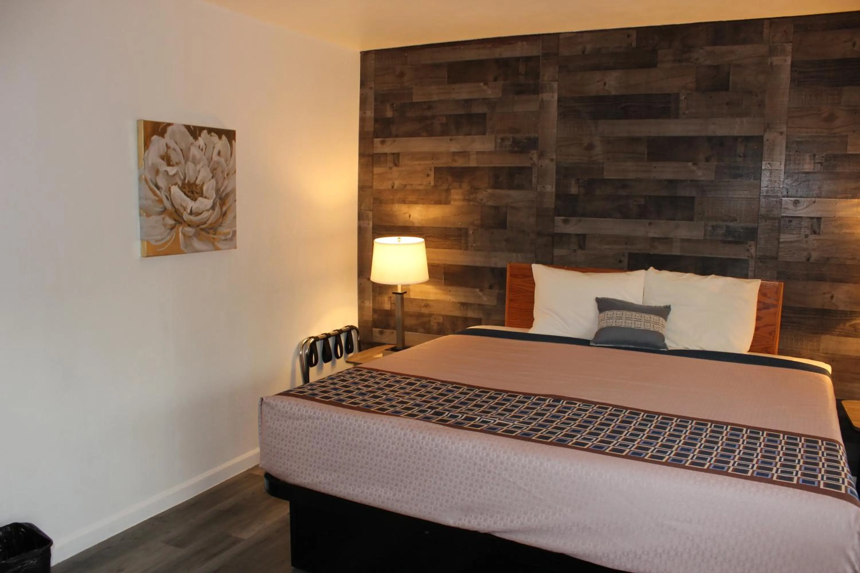 Bedroom, Bed in Cedarwood Inn of Ashland