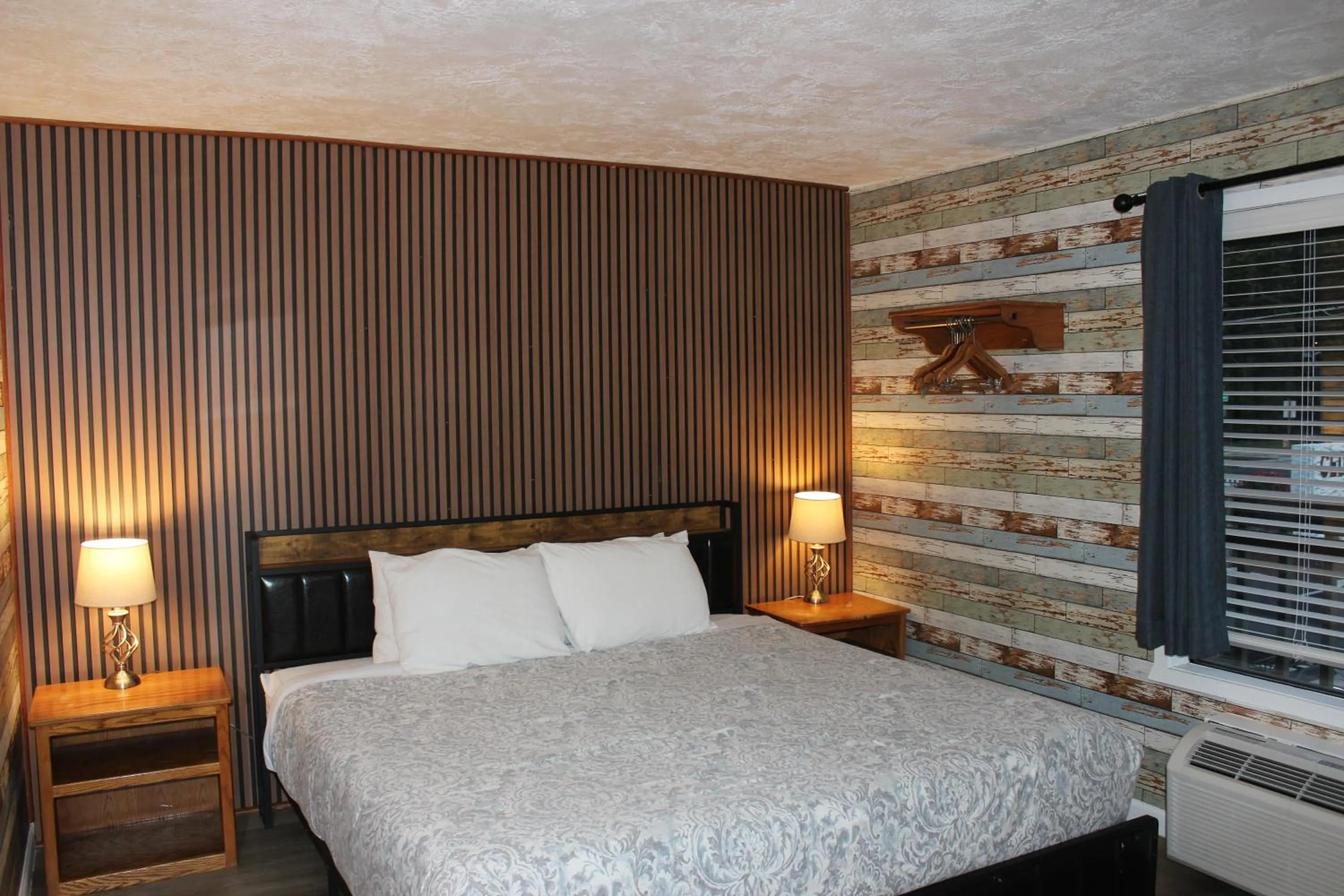 Bedroom, Bed in Cedarwood Inn of Ashland