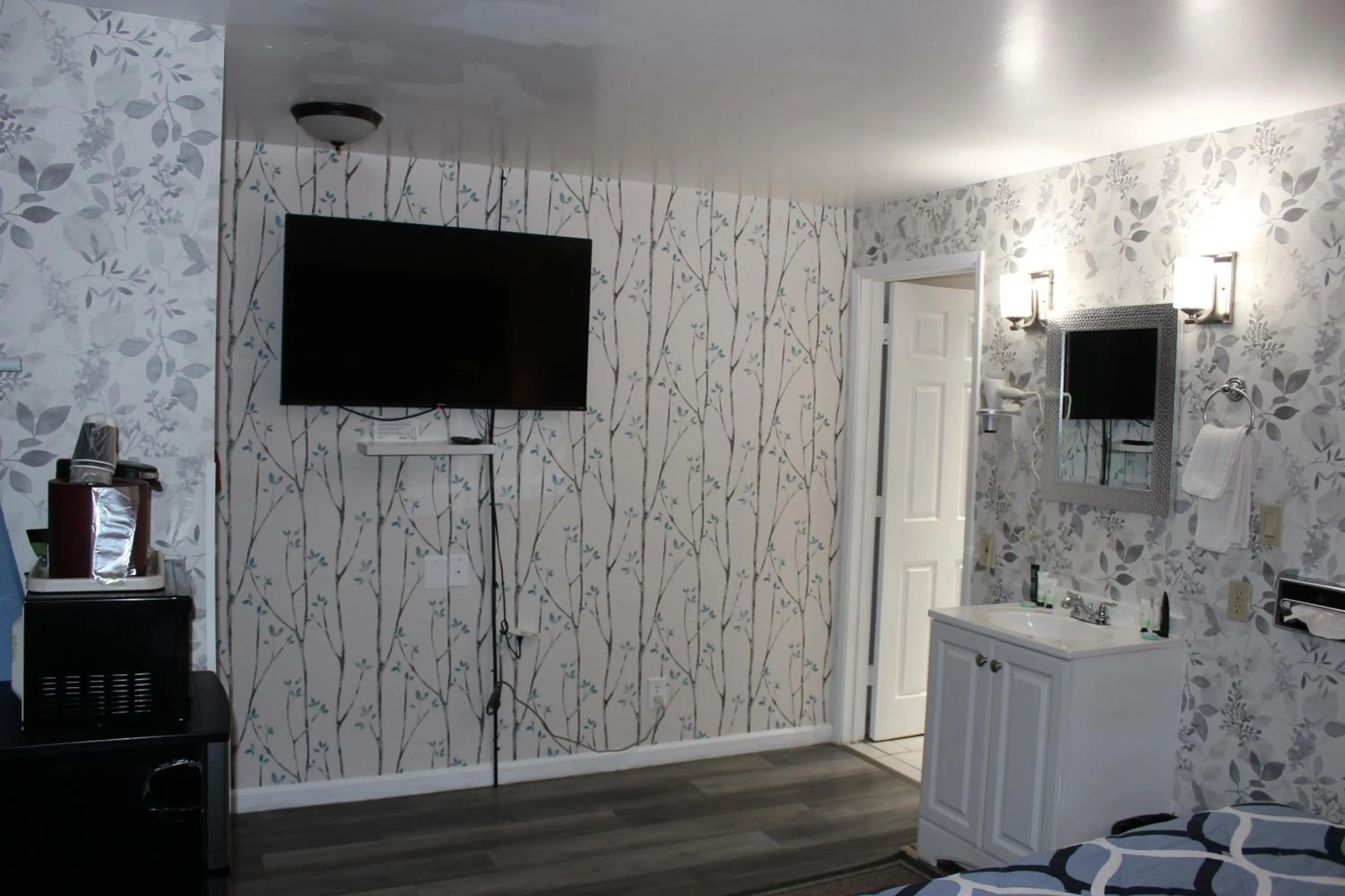 TV and multimedia in Cedarwood Inn of Ashland