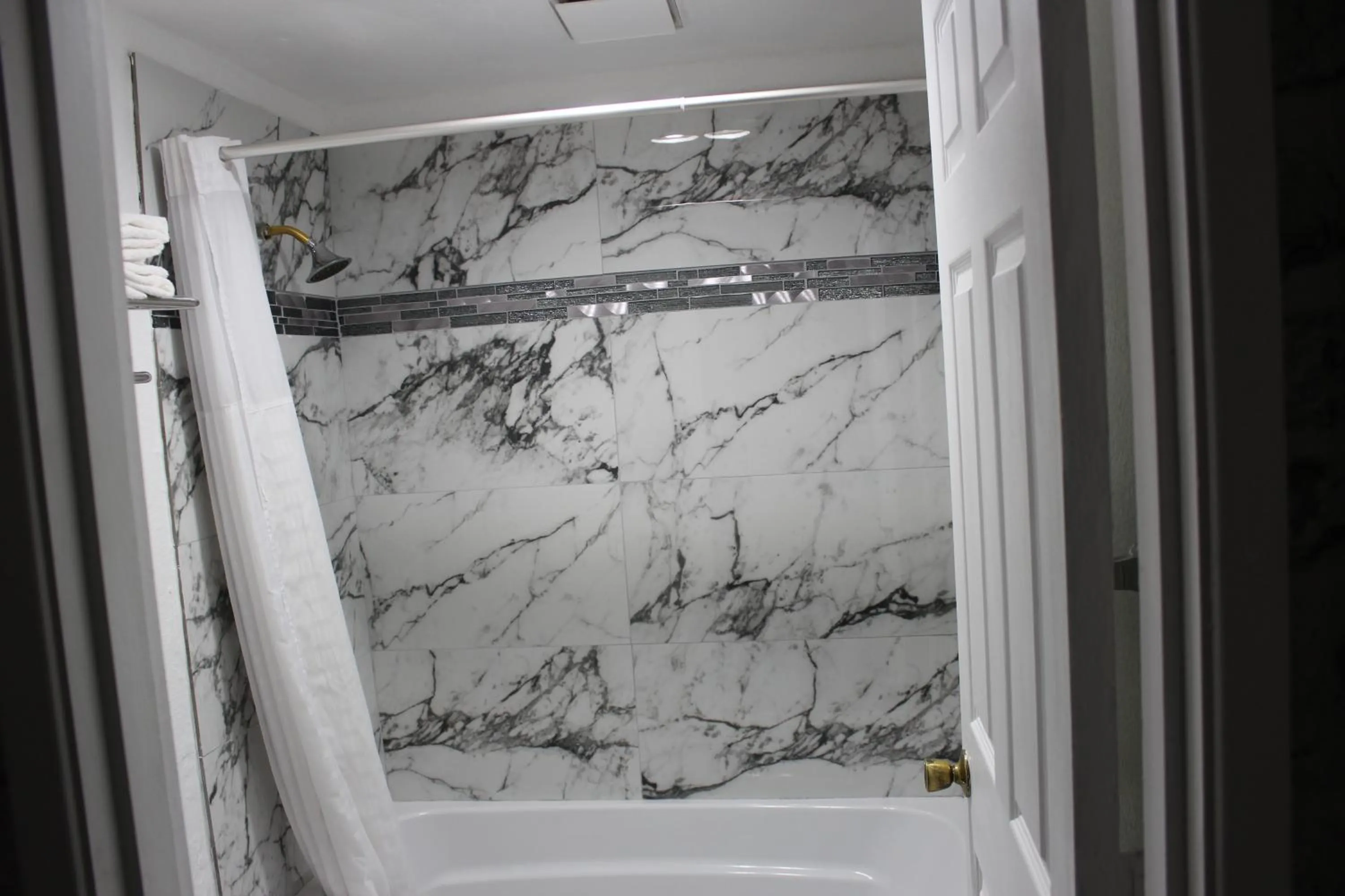 Bath in Cedarwood Inn of Ashland