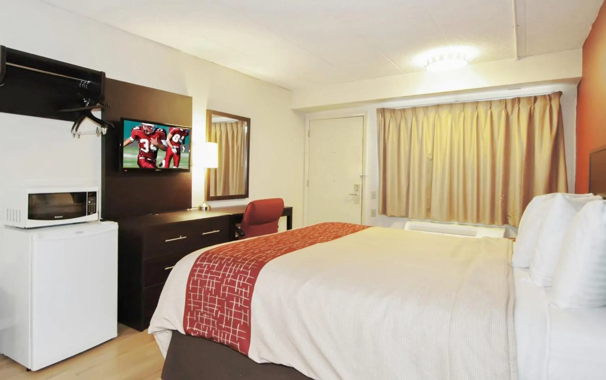 Photo of the whole room, Bed in Red Roof PLUS Chicago - Hoffman Estates