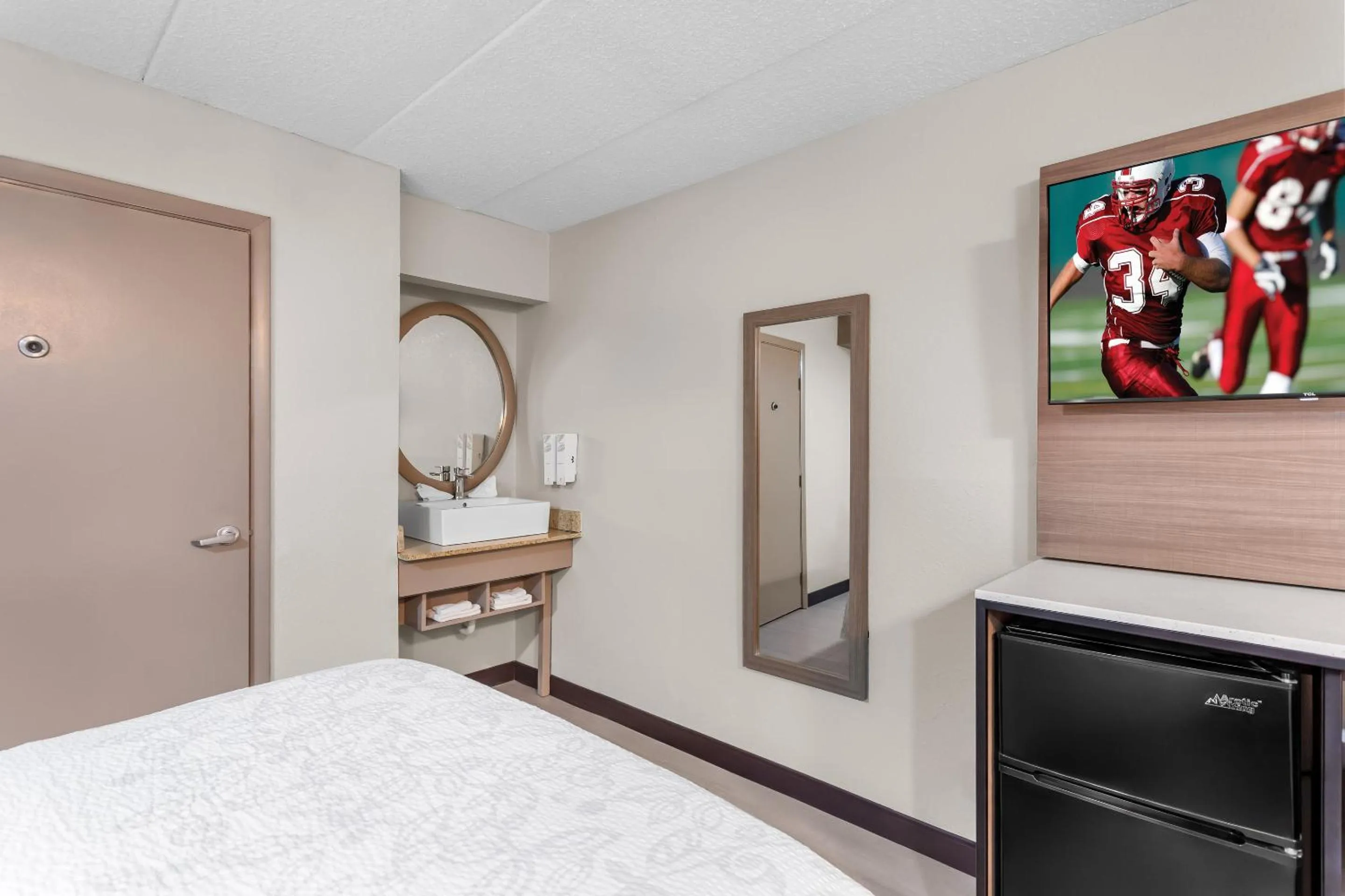 Photo of the whole room, Bed in Red Roof PLUS Chicago - Hoffman Estates