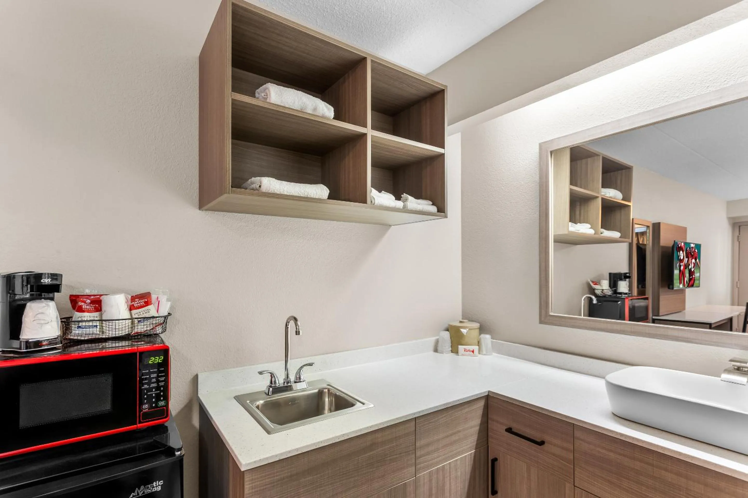 Bedroom in Red Roof PLUS Chicago - Hoffman Estates