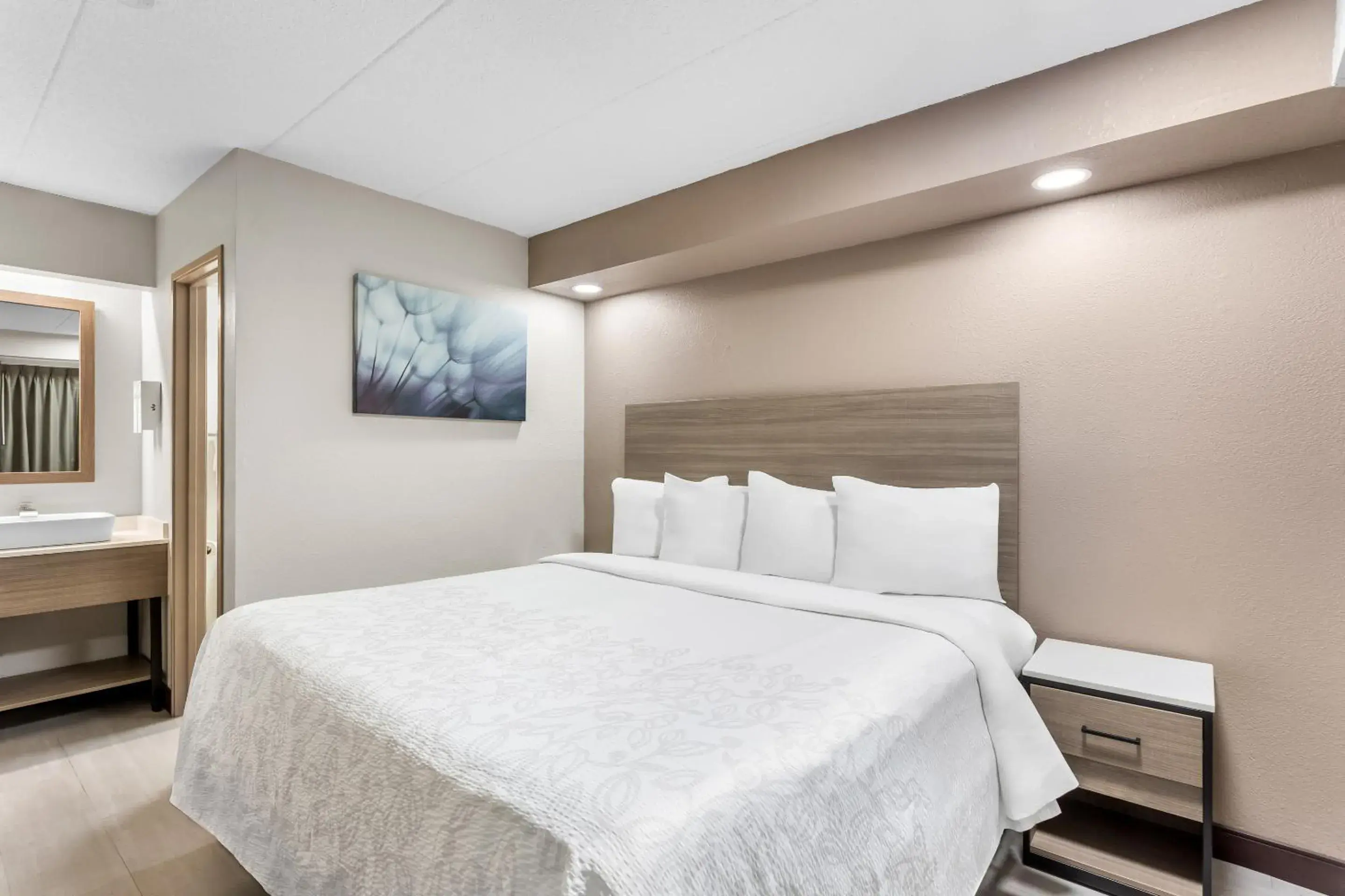 Standard King Room Smoke Free in Red Roof PLUS Chicago - Hoffman Estates Standard King Room Smoke Free in Red Roof PLUS Chicago - Hoffman Estates