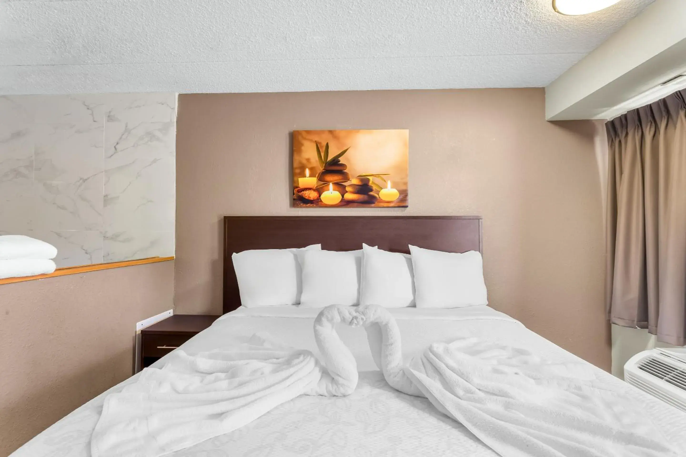 Deluxe King Room with Spa Bath Smoke Free in Red Roof PLUS Chicago - Hoffman Estates Deluxe King Room with Spa Bath Smoke Free in Red Roof PLUS Chicago - Hoffman Estates