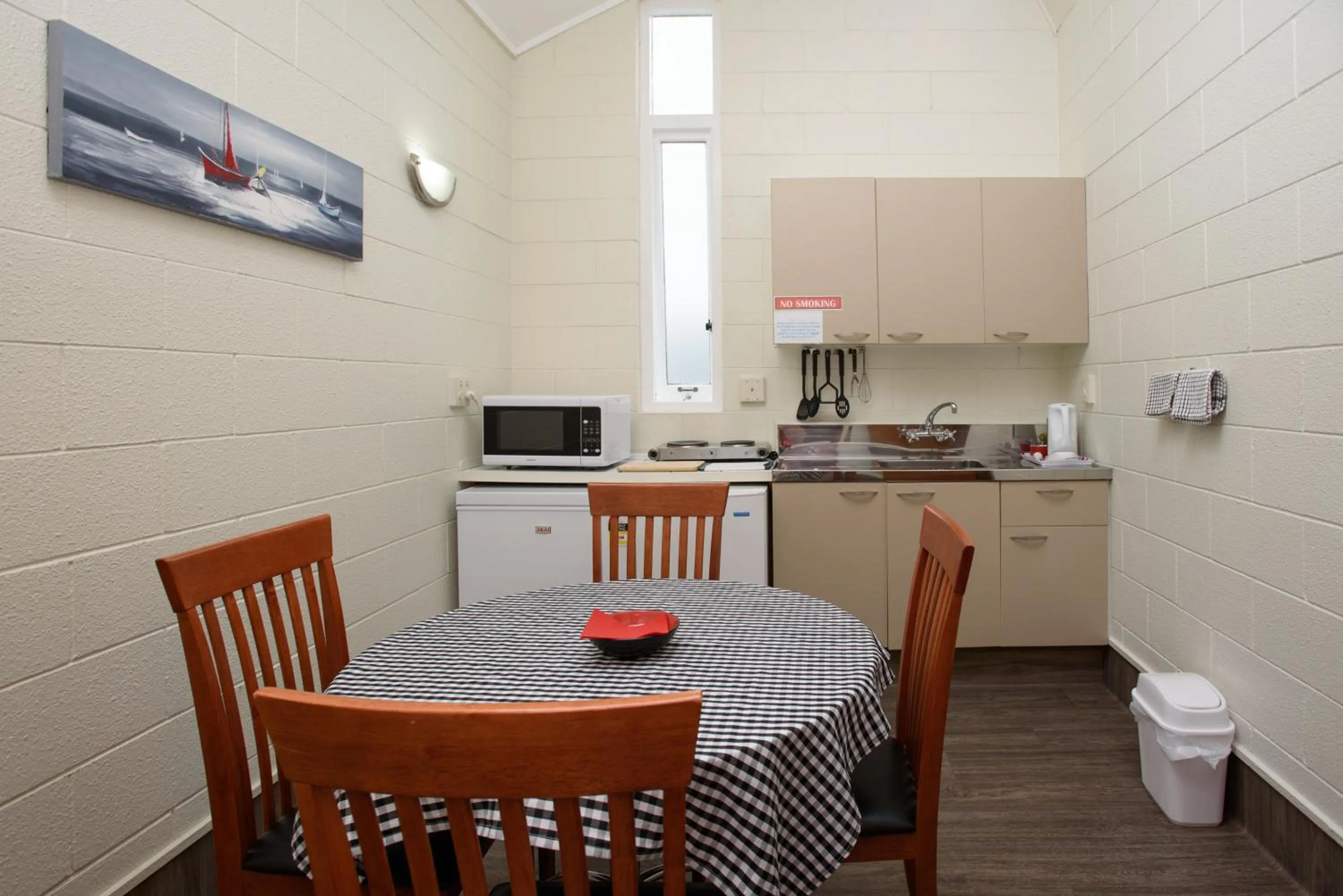 Kitchen or kitchenette in Kauri Lodge Motel