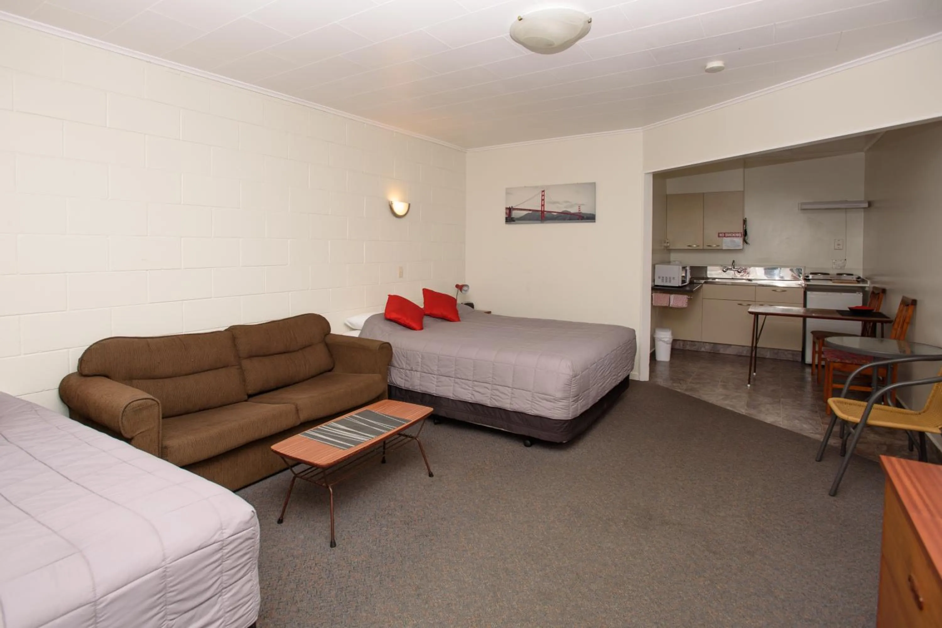 Living room, Bed in Kauri Lodge Motel