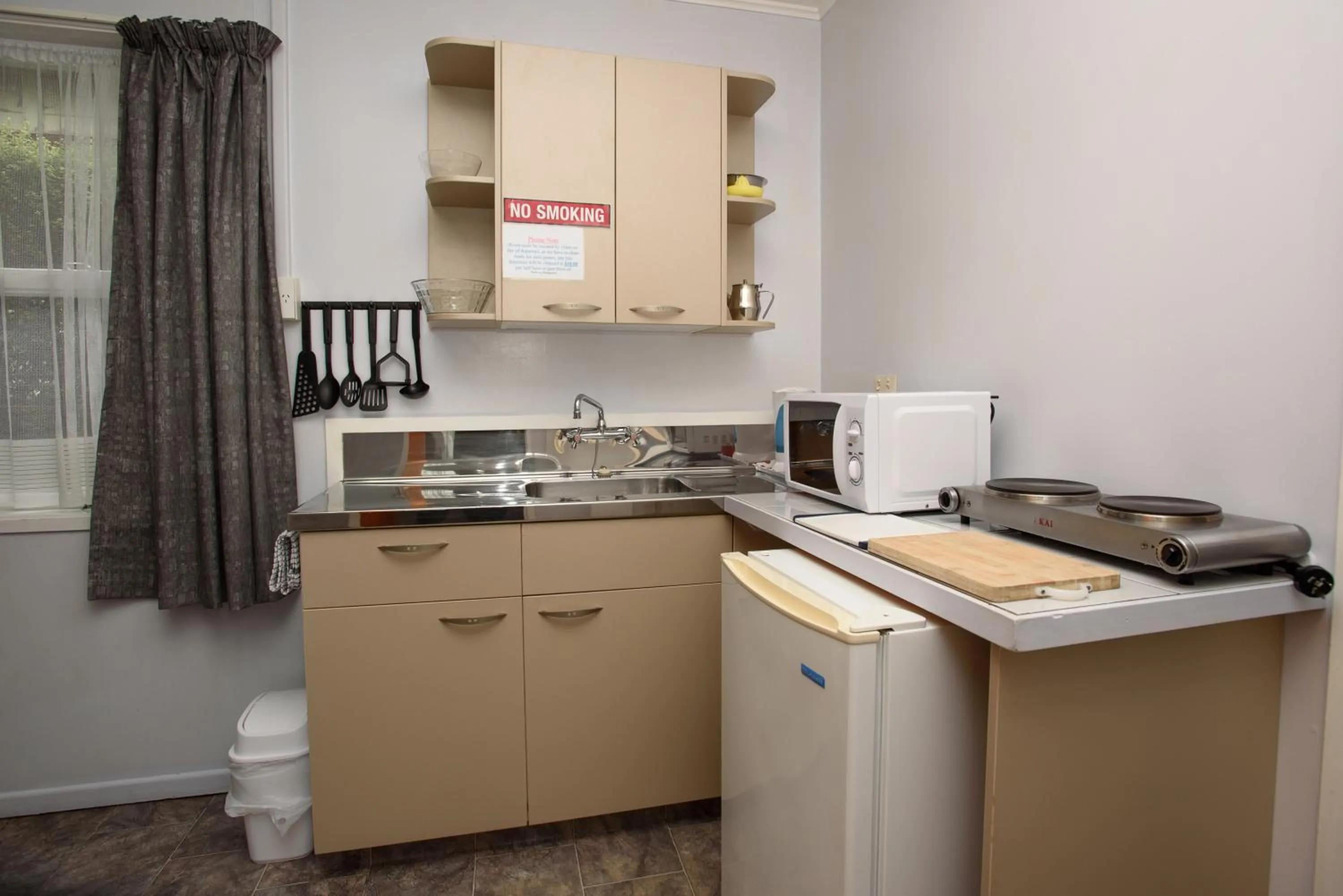 Kitchen or kitchenette in Kauri Lodge Motel