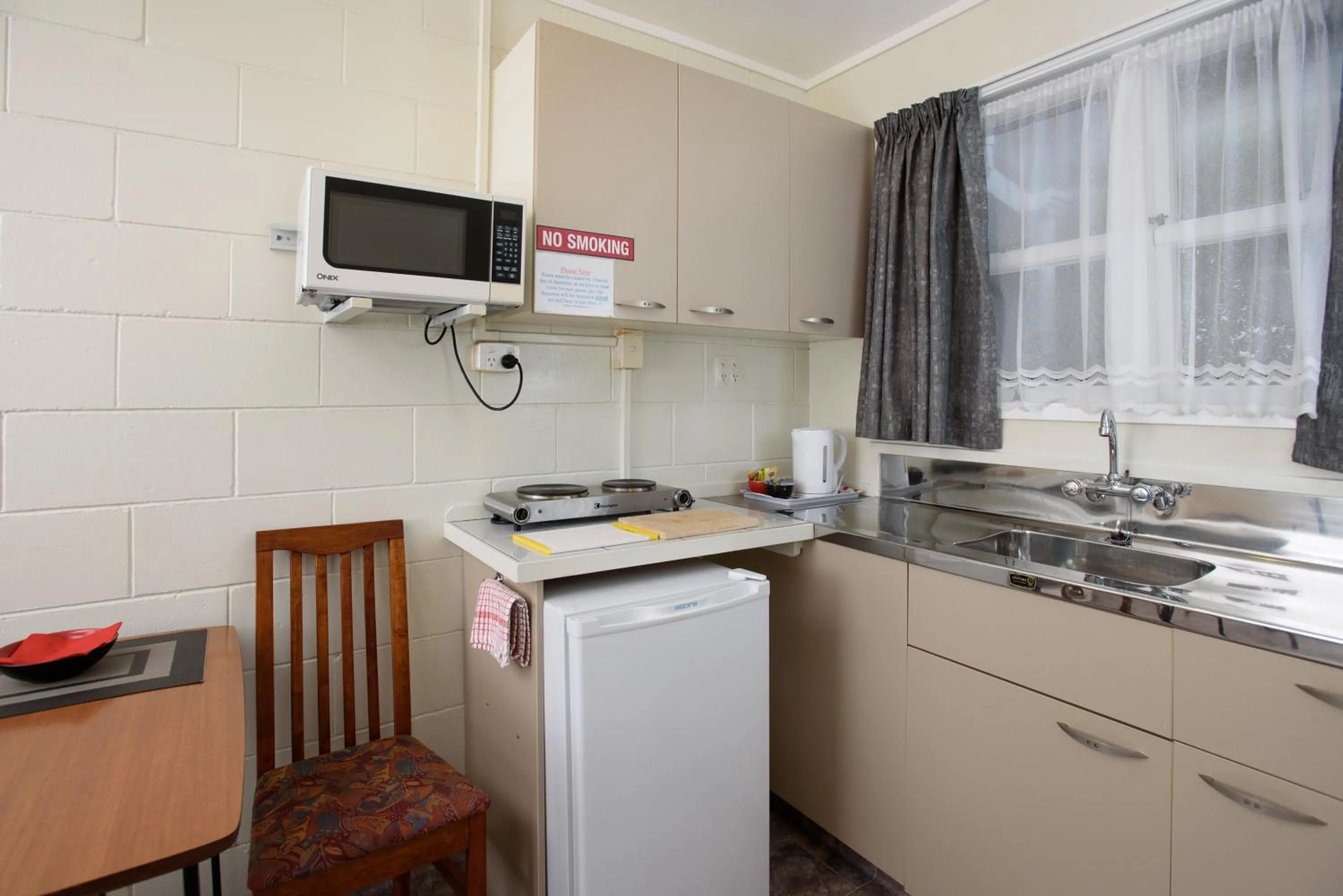 Kitchen or kitchenette in Kauri Lodge Motel
