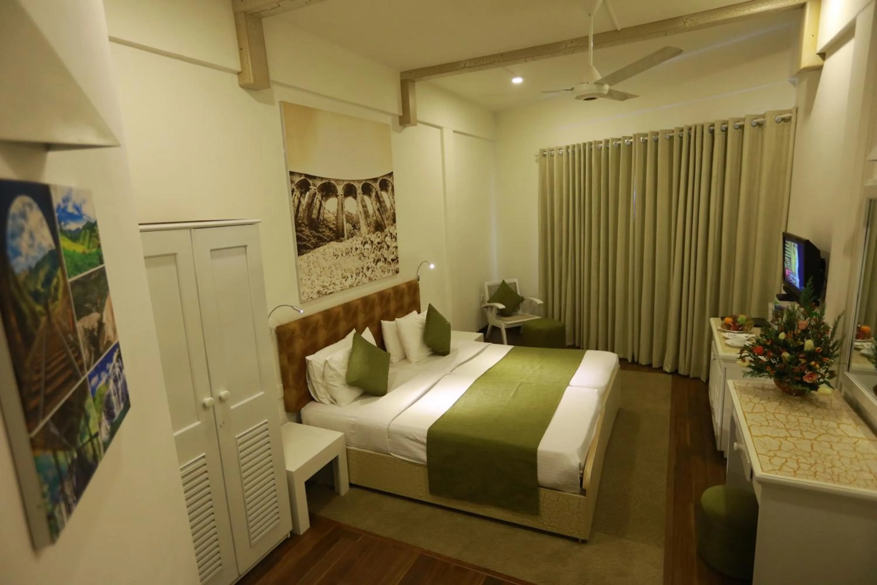 Bedroom, Bed in Orient Hotel