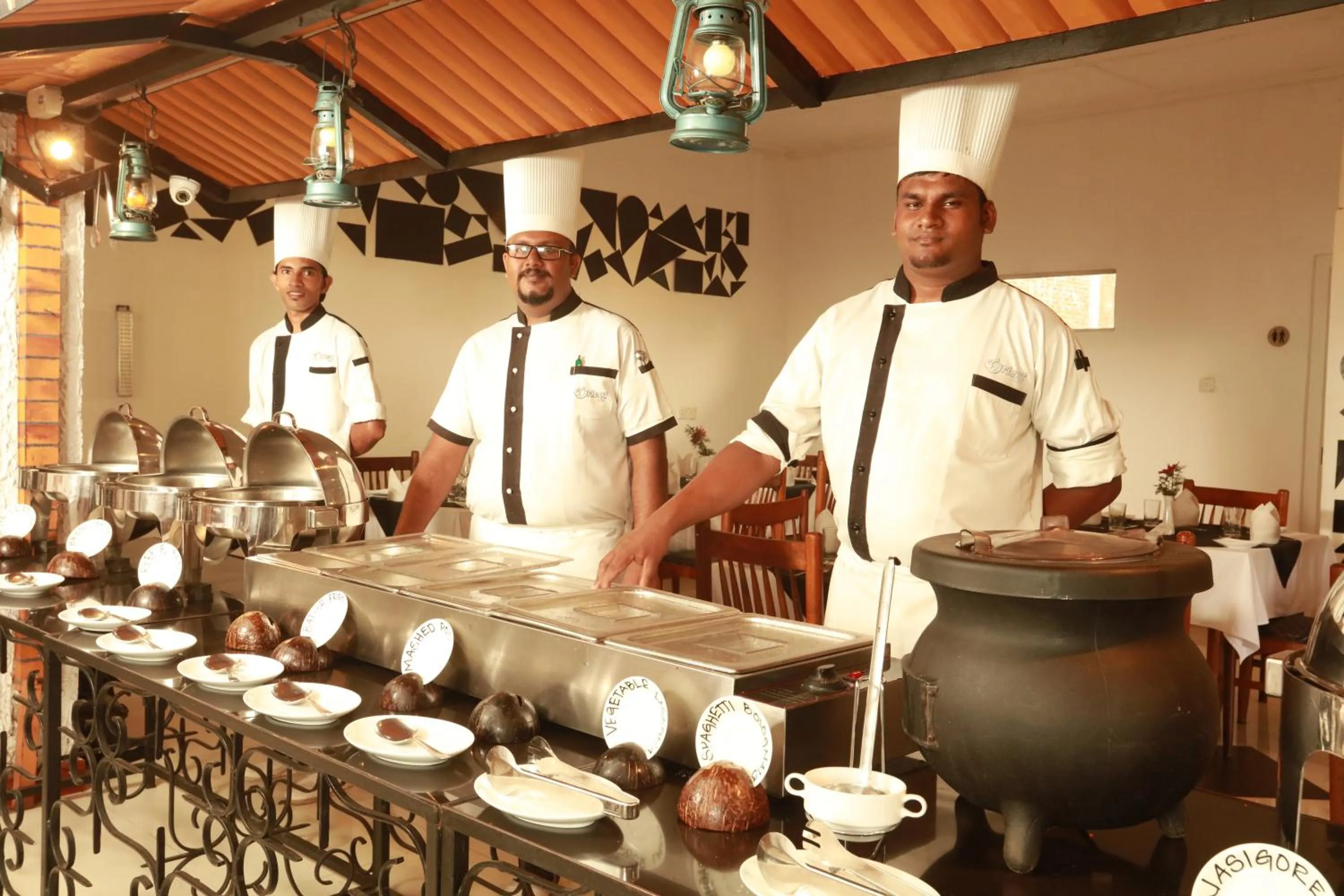 Restaurant/places to eat in Orient Hotel